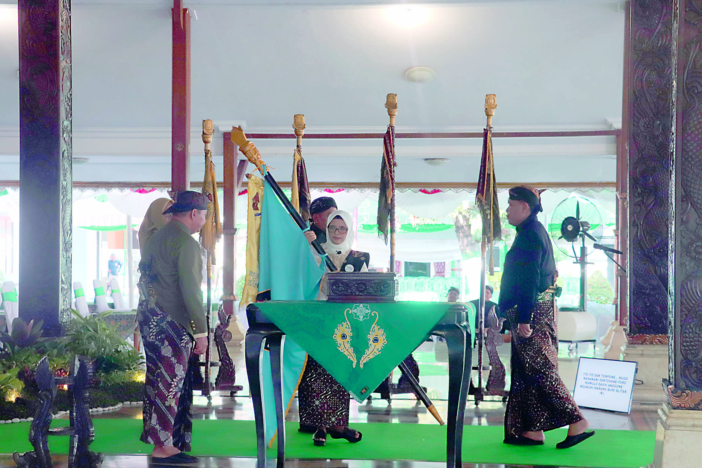 MOMENTUM: Bupati Blitar Rini Syarifah memegang panji lambang daerah. Bupati Blitar Rini Syarifah menerima laporan Sekretaris Daerah Kabuaten Blitar Izul Marom pada rangkaian Bedhol Pusaka diPendapa