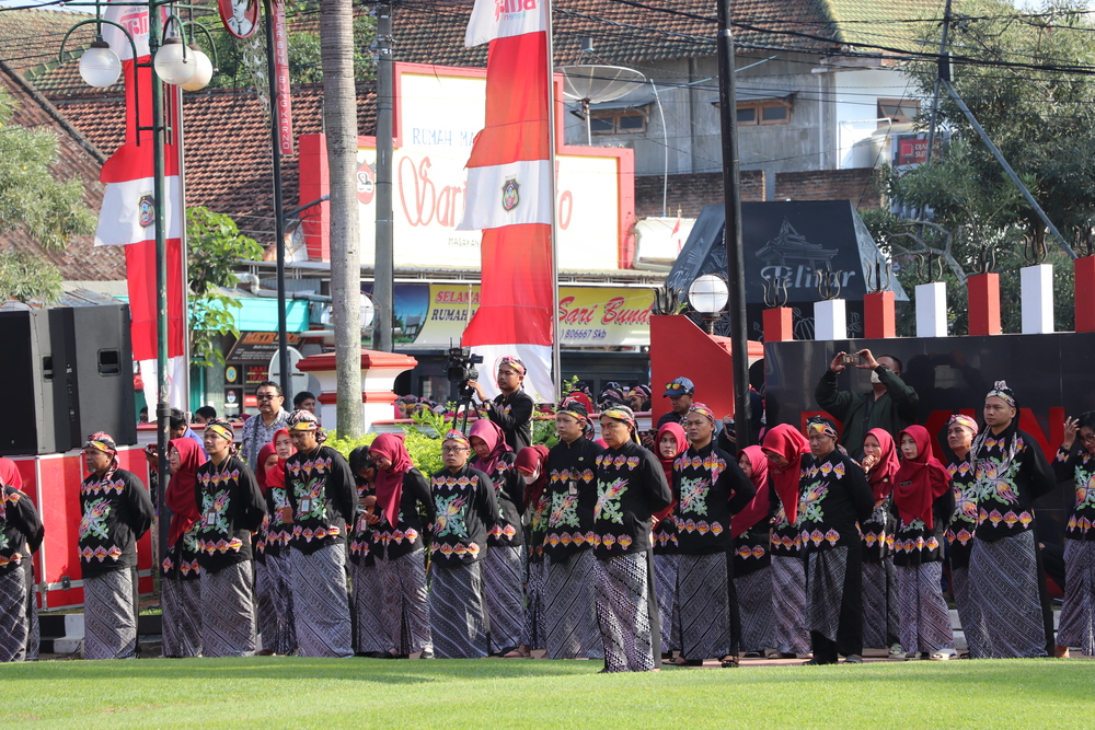 Menjelang pemilihan kepala daerah (pilkada) serentak 2024 para aparatur sipil negara (ASN) diwanti-wanti untuk tidak terlibat dalam politik praktis.