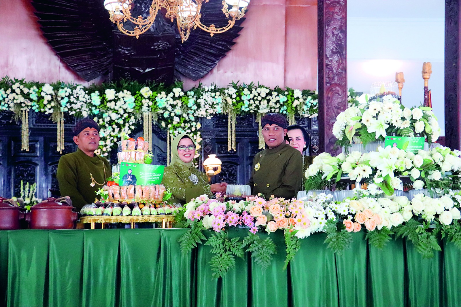 Harmonis: Bupati Rini Syarifah didampingi Ketua Dekranasda Kabupaten Blitar Zainal Arifin menyerahkan potongan tumpeng kepada Ketua DPRD Kabupaten Blitar Suwito Saren Satoto saat Pisowanan Ageng di pe