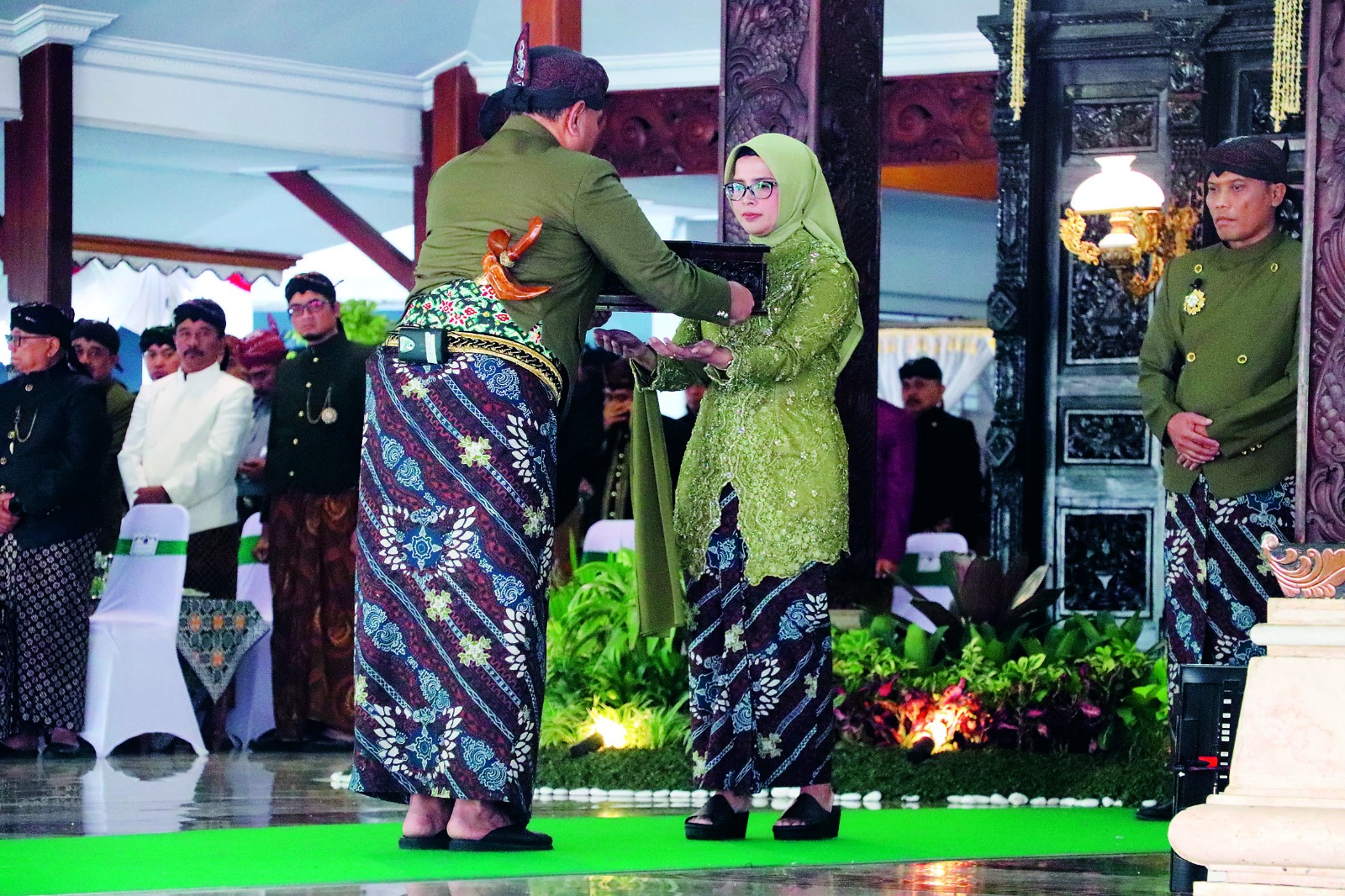 SAKRAL: Sekretaris Kabupaten Blitar Izul Marom menyerahkan Kitab Sejarah dan Panji Lambang Blitar Kepada Bupati Blitar Rini Syarifah disaksikan Ketua DPRD Kabupaten Blitar Suwito Saren Satoto