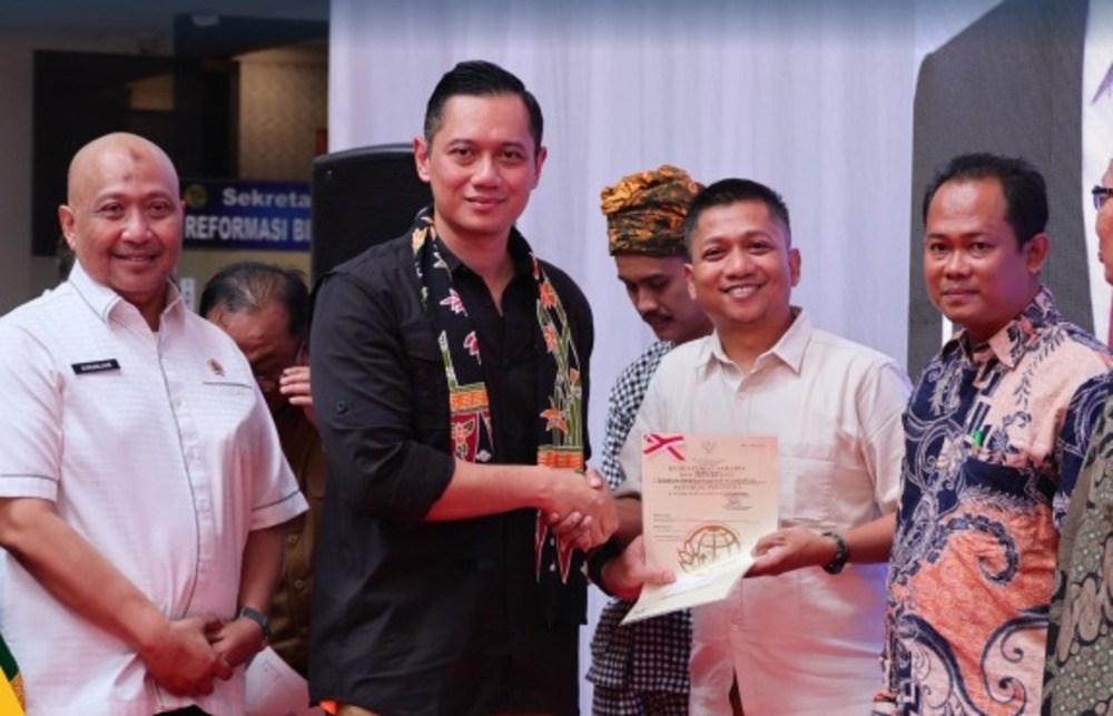 Menteri Agraria dan Tata Ruang/Kepala Badan Pertanahan Nasional (ATR/BPN), Agus Harimurti Yudhoyono (AHY) menyerahkan secara simbolis 12 Sertipikat Tanah Elektronik