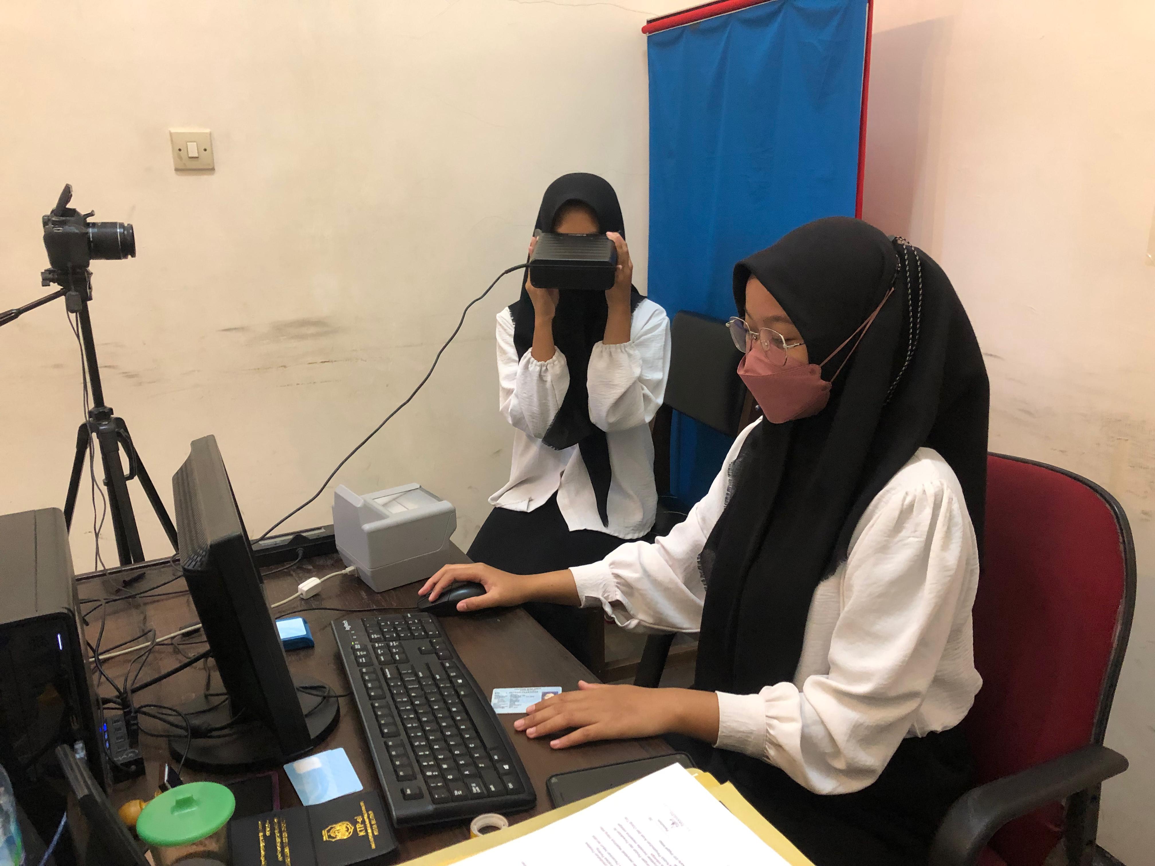 KEJAR TARGET: Petugas lakukan perekaman KTP untuk masyarakat.