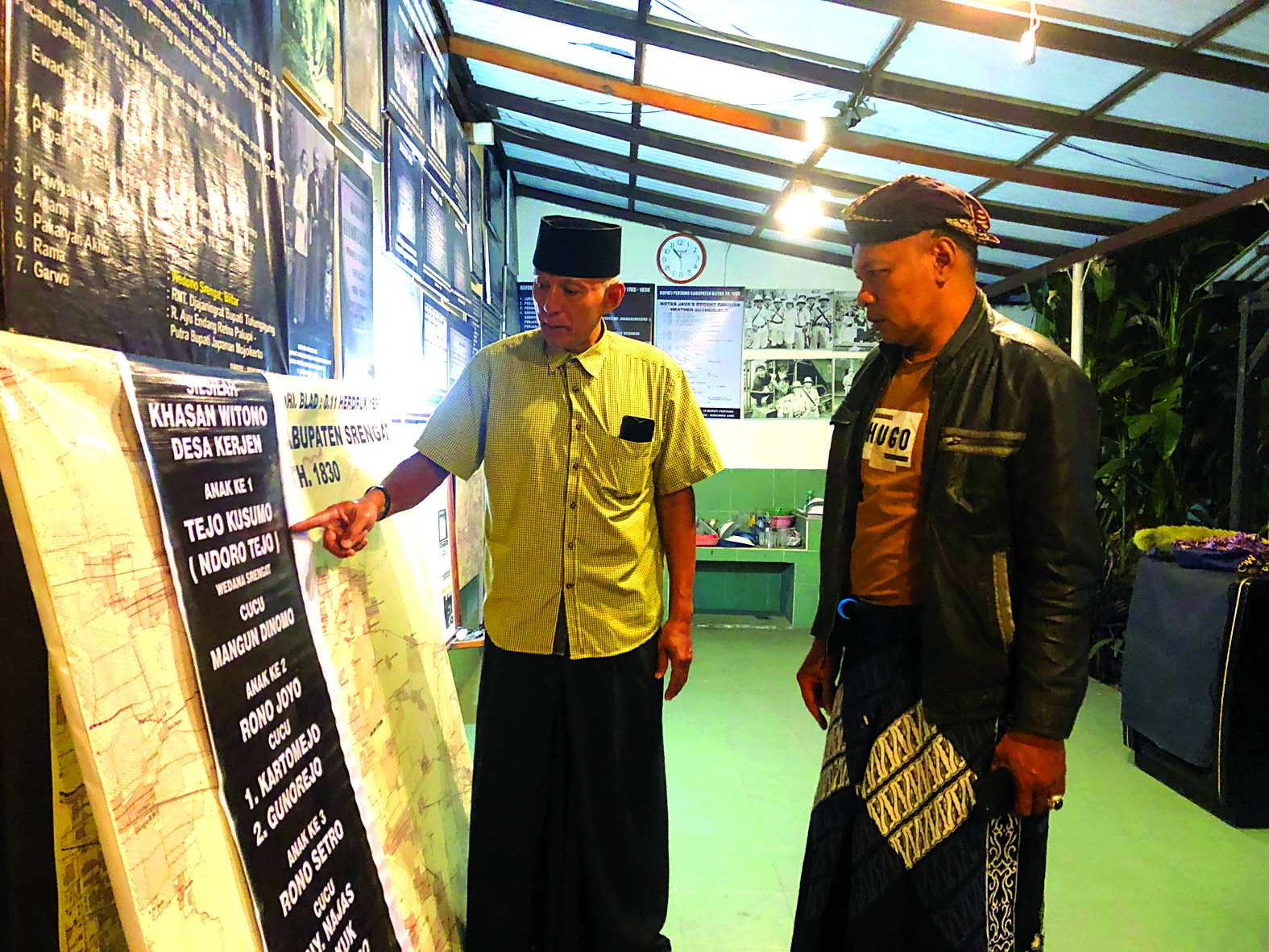 TELITI: Insanu Widodo menunjukkan peta lama Kabupaten Srengat dan silsilah wedana pertama Kawedanan Srengat.