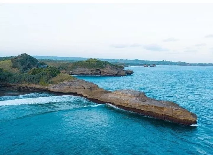Pantai Tebing Ngloncor, salah satu wisata pantai hidden gem di Kabuapten Blitar