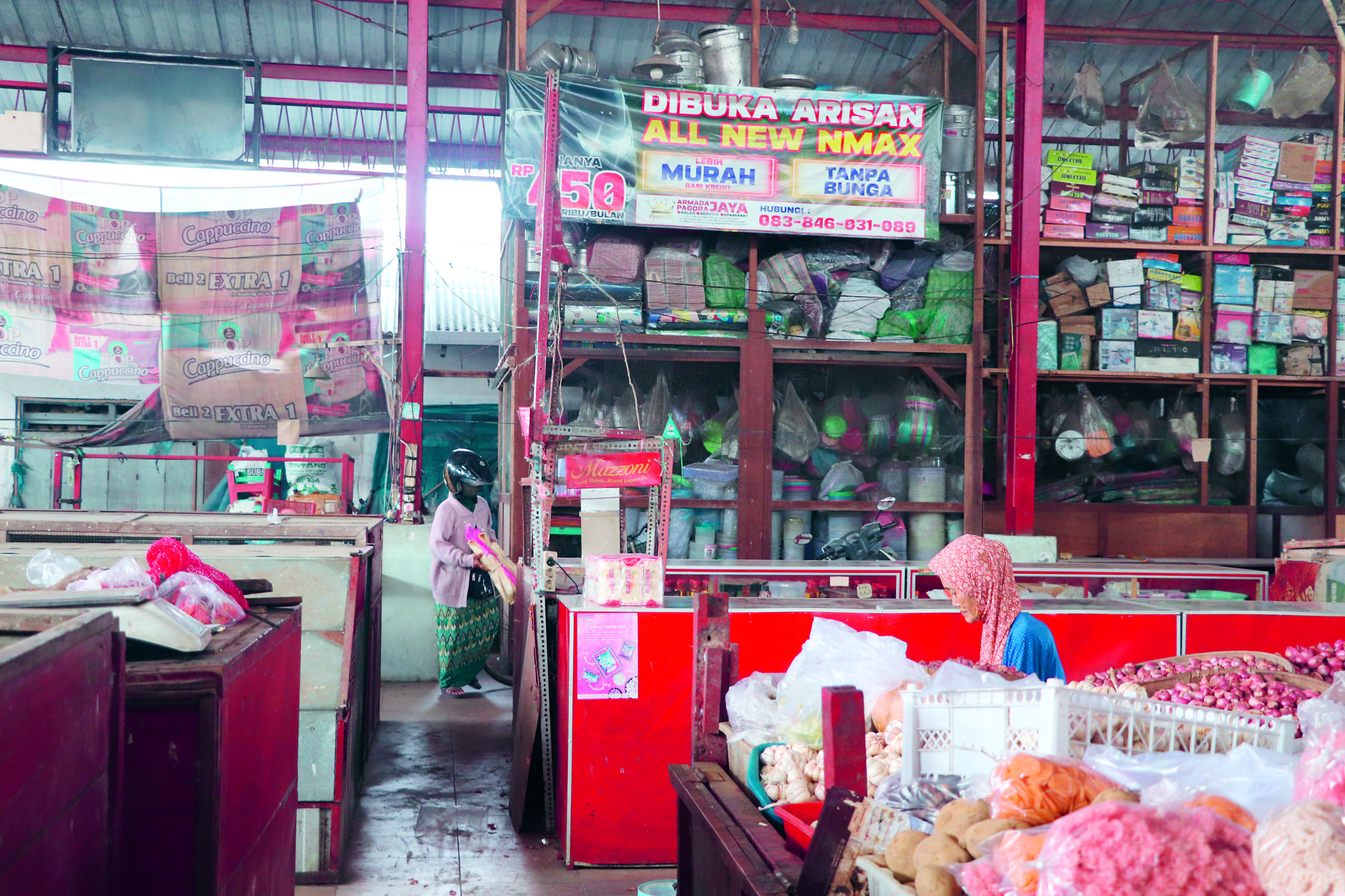 HENING: Kondisi Pasar Srengat bagian dalam tampak sepi karena tersaingi adanya pedagang berjualan di luar pasar.