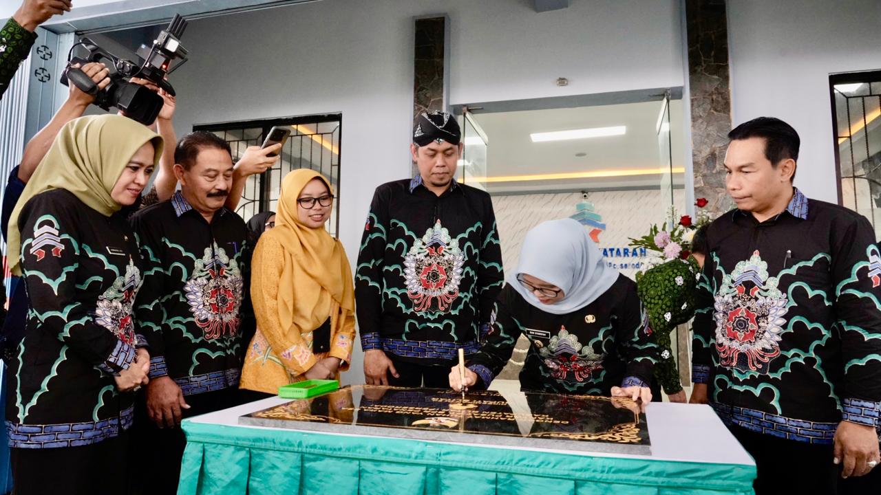 MENGUKIR SEJARAH: Bupati Rini Syarifah menandatangani peresmian kantor pusat PT BPR Penataran Kabupaten Blitar Perseroda, disaksikan  jajaran komisaris, direksi, dan perwakilan dari OJK Kediri.