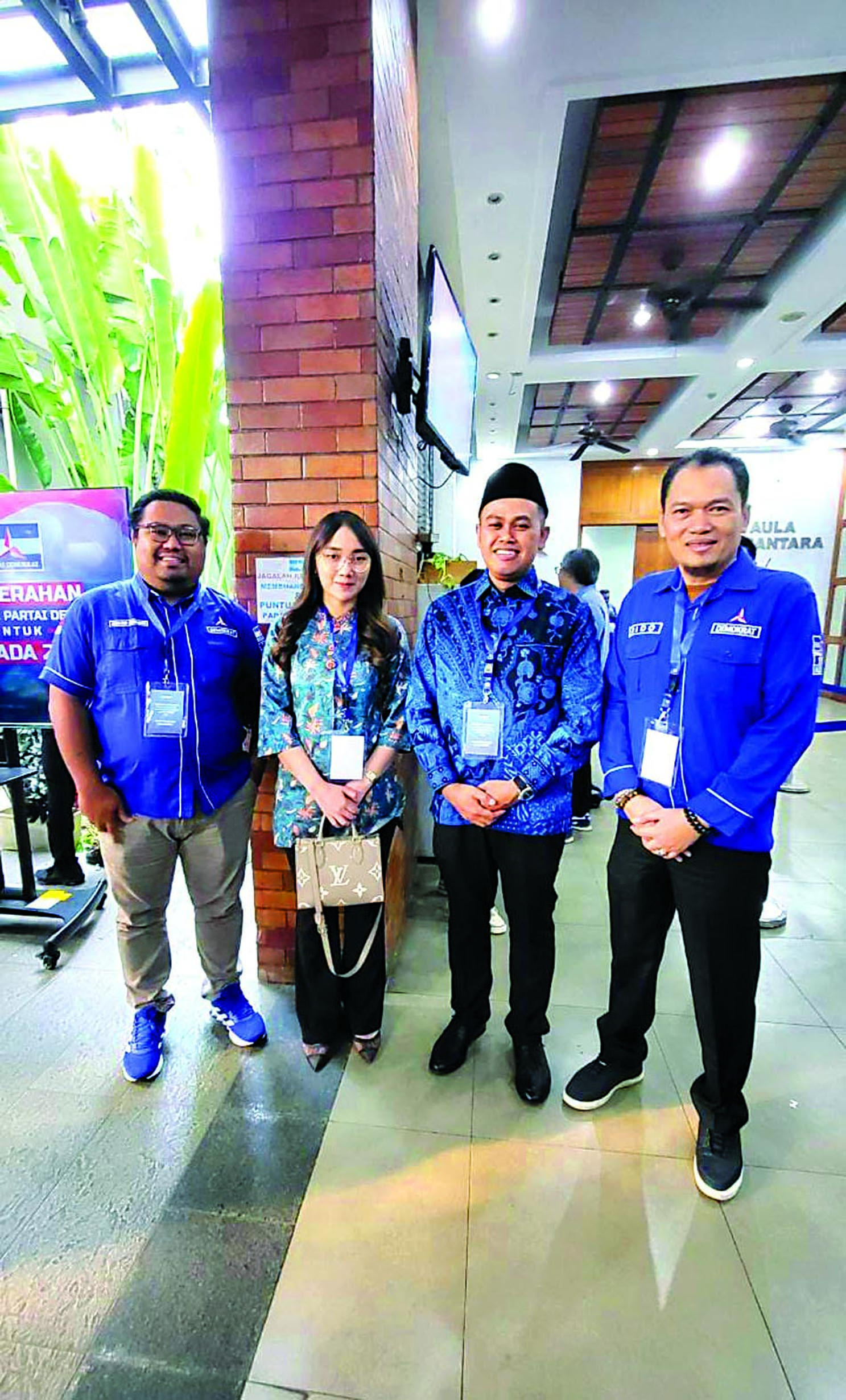 SAH: Paslon Mas Ibin-Elim Tyu Samba berfoto bersama sesaat sebelum menerima surat rekomendasi dari DPP Partai Demokrat.