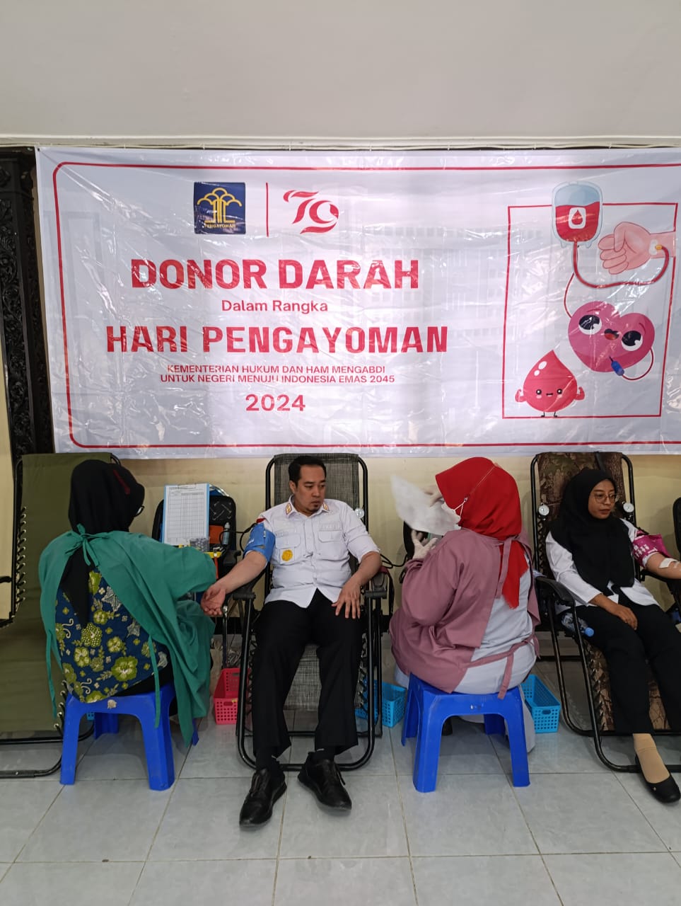 Kepala Kantor Imigrasi Kelas II Non TPI Blitar, Arief Yudistira saat mengikuti kegiatan donor darah.