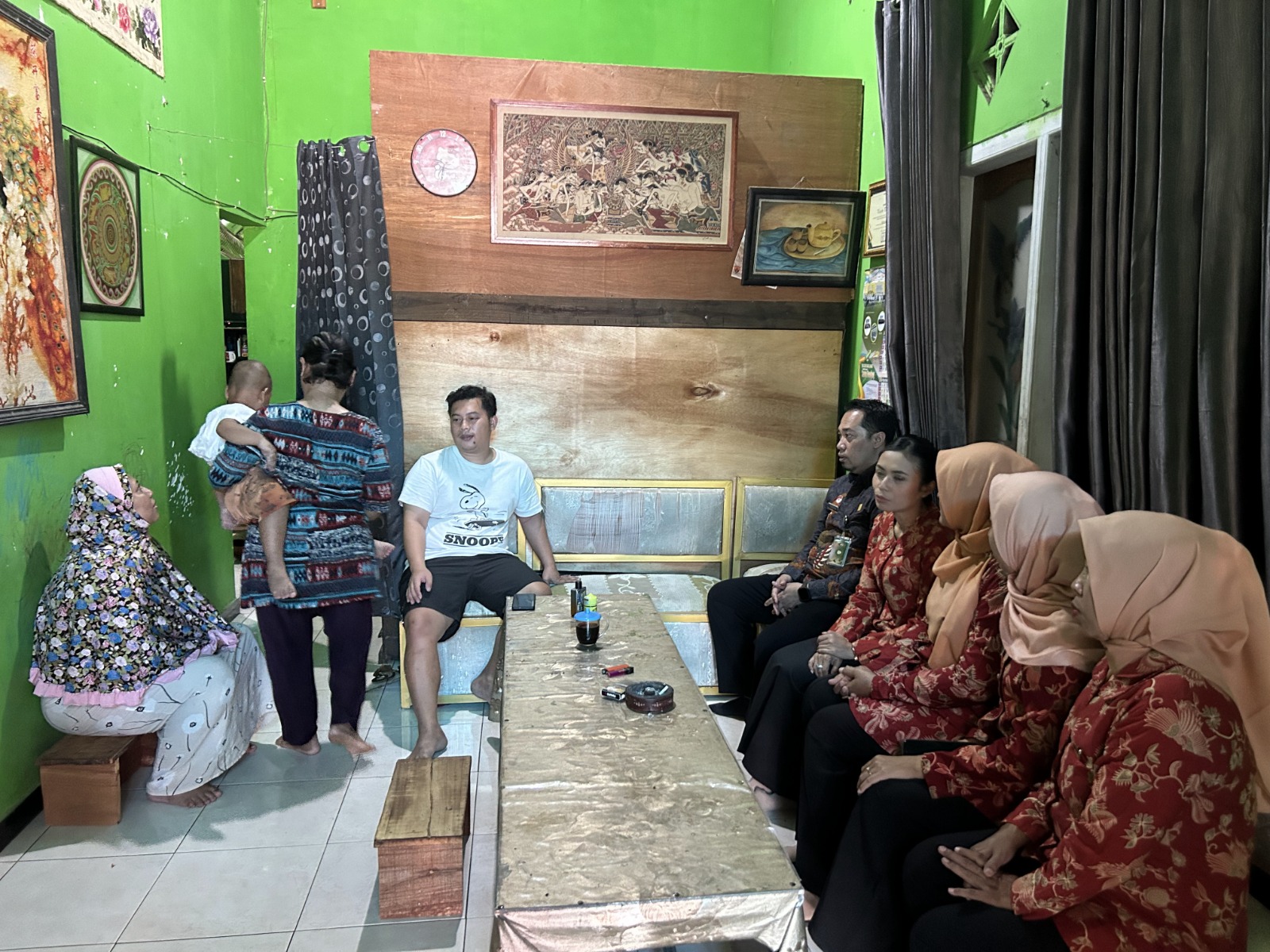 Personel Kantor Imigrasi Kelas II Non TPI Blitar memberikan bantuan sosial.