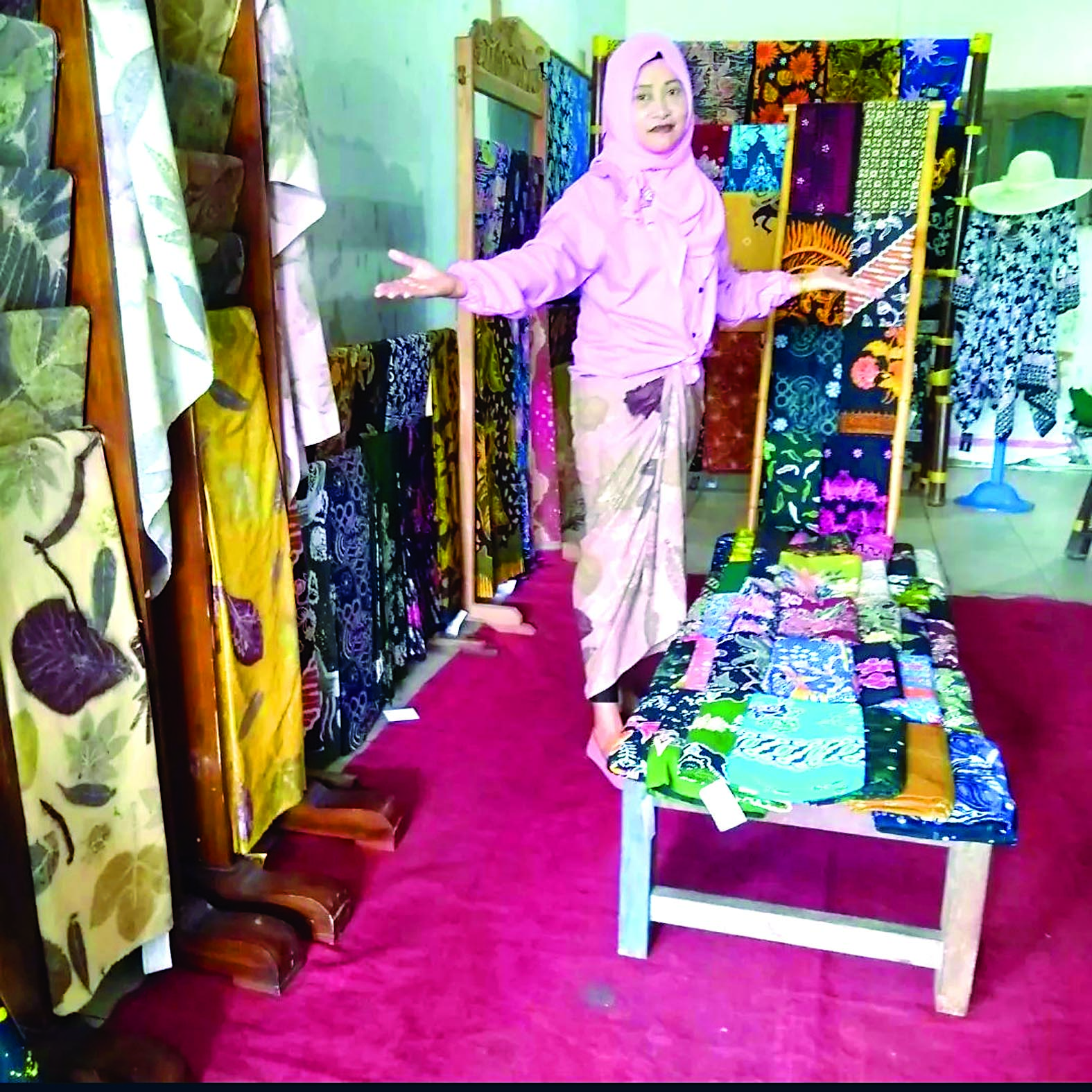 KREATIF: Umi Purwiyati menjadikan batik ecoprint anggun dan modis serta bernilai jual tinggi.