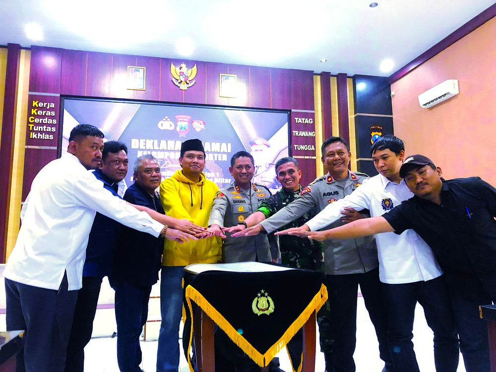 SINERGI: Kapolres Blitar Kota AKBP Danang Setiyo (tengah), kelompok supporter, askot PSSI, dan berbagai elemen sepak bola Blitar membuat kesepakatan damai, kemarin (8/8).
