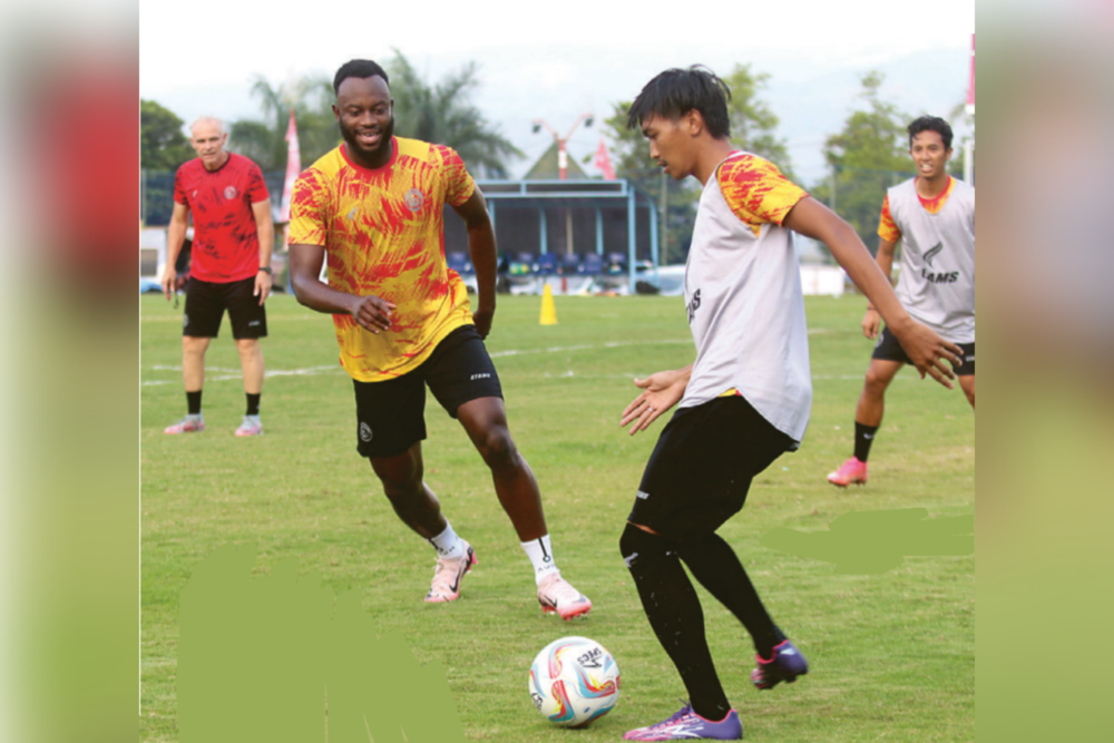 SIAP BERTANDING: Para pemain Arema FC menjalankan latihan di lapangan ARG Lawang, kemarin (8/8). Mereka mempersiapkan diri untuk pertandingan pertama di Stadion Soeprijadi, Blitar.