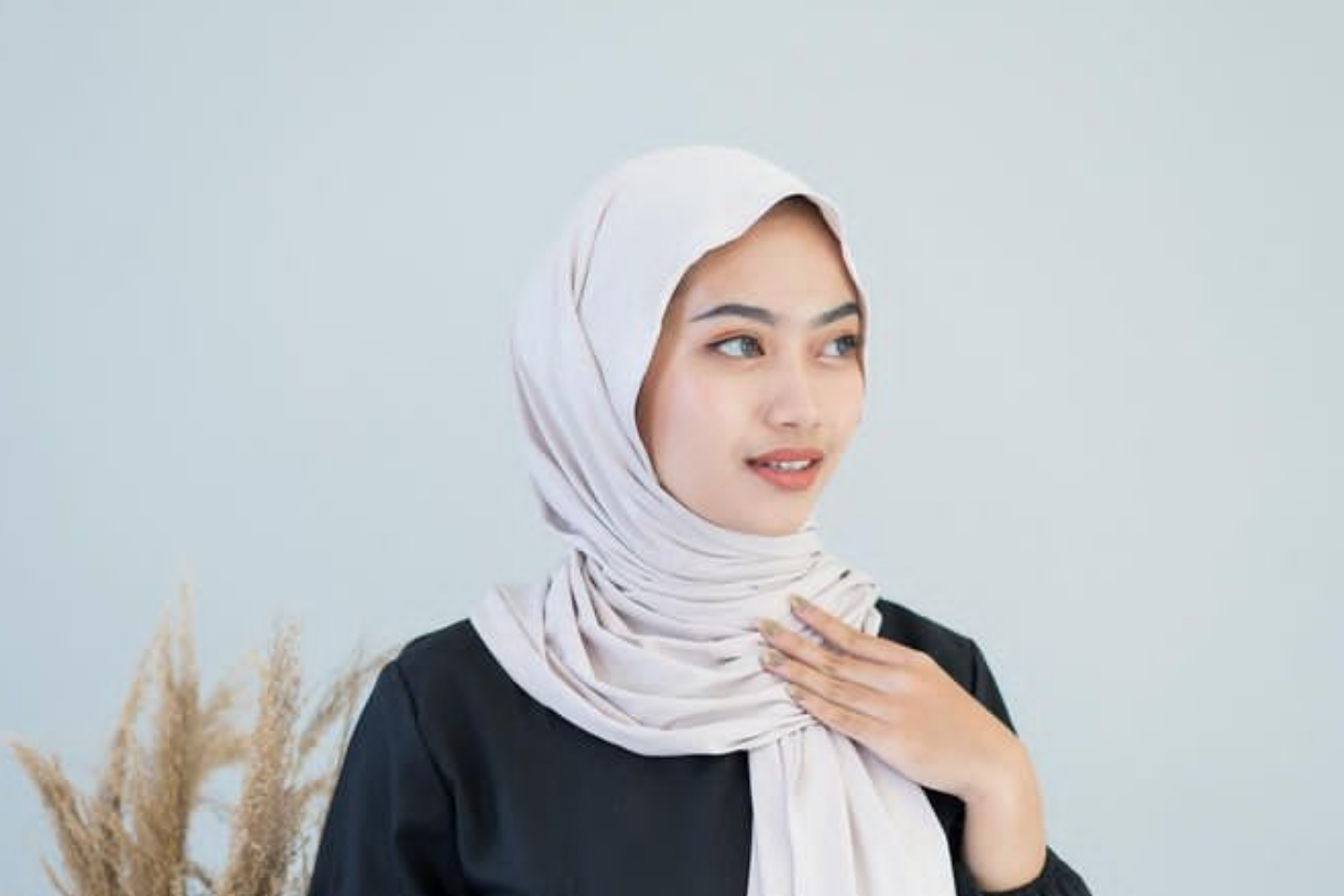 TAMPIL ELEGAN: Berbagai jenis model hijab pashmina yang biasa digunakan Meme Nur Intan.