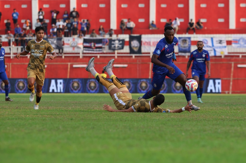 KUBUR ASA: Arema FC harus menahan imbang Dewa United di laga perdana di Stadion Soeprijadi Kota Blitar, Senin (12/8/2024).
