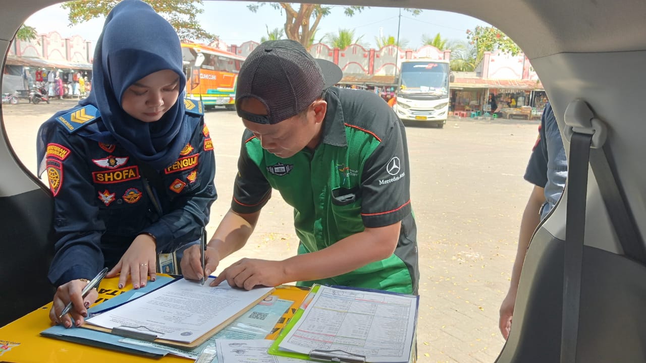 TELITI: Petugas mengecek administrasi dan kondisi fisik bus di area PIPP, Sabtu (10/8).