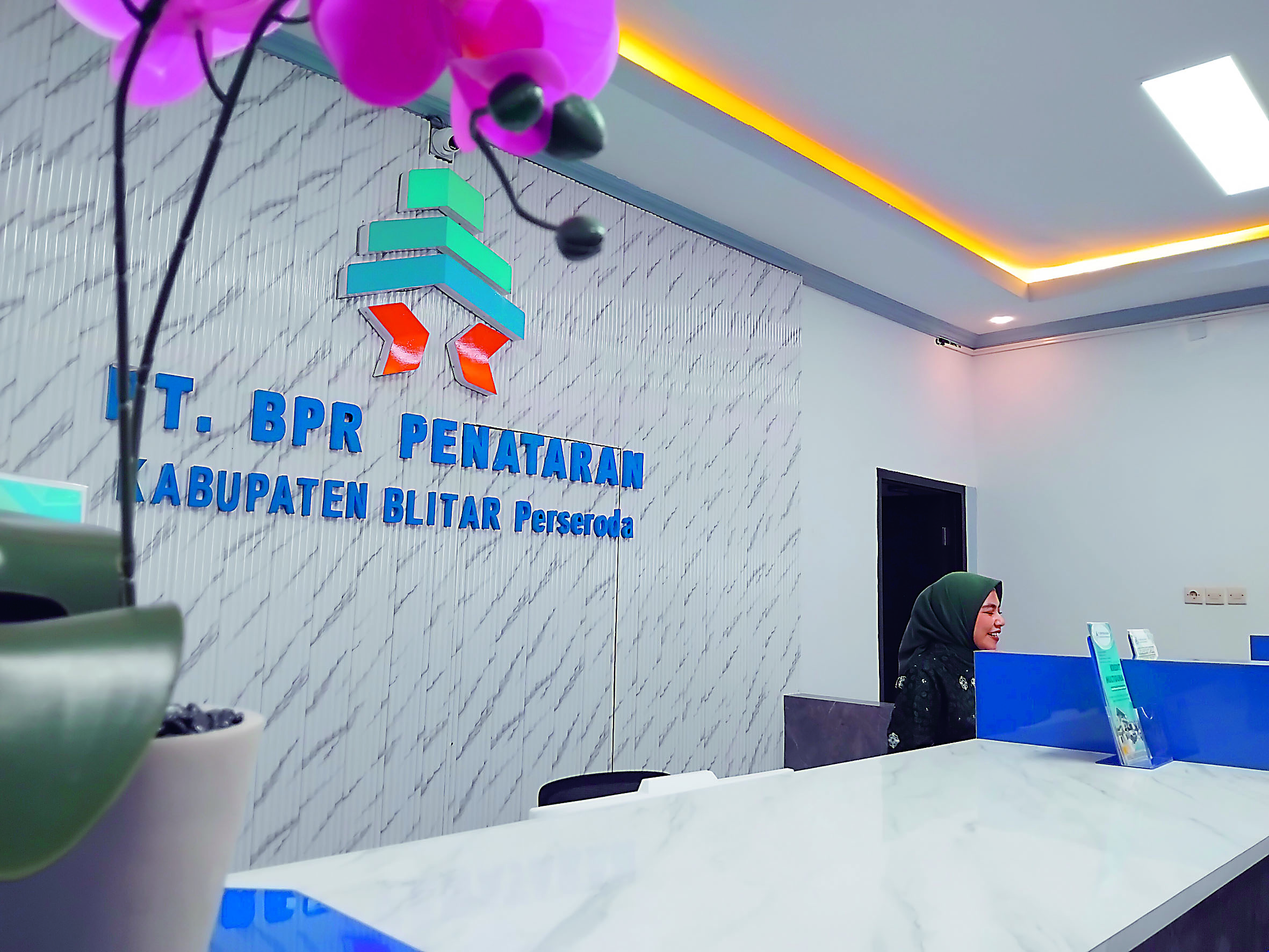 RAMAH: Front office PT BPR Penataran Kabupaten Blitar Perseroda bersiap menyapa pengujungnya.