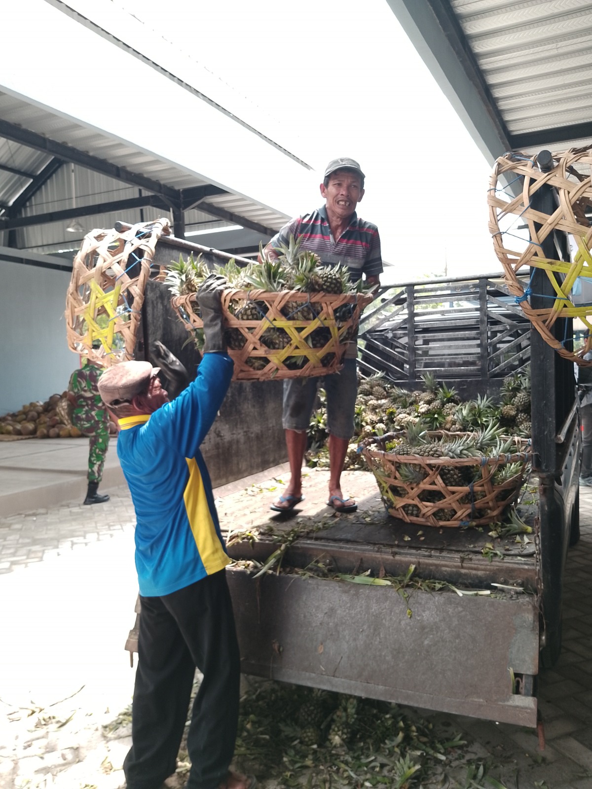 UNGGULAN: Pekerja sedang menurunkan komoditas pertanian dari wilayah Kecamatan Nglegok.