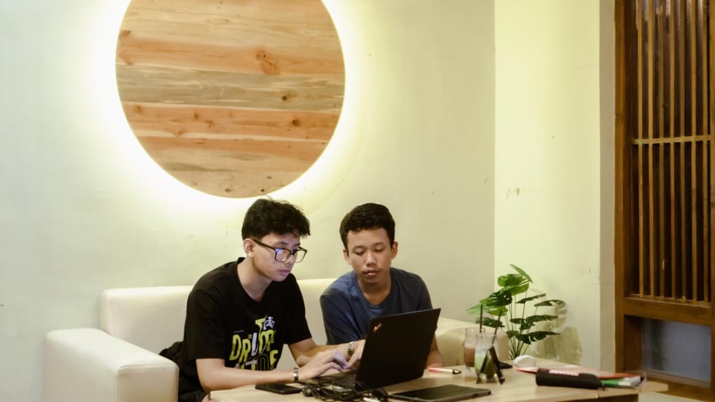 BERSANTAI: Pengunjung sedang menikmati sajian menu Kaoli Cafe.