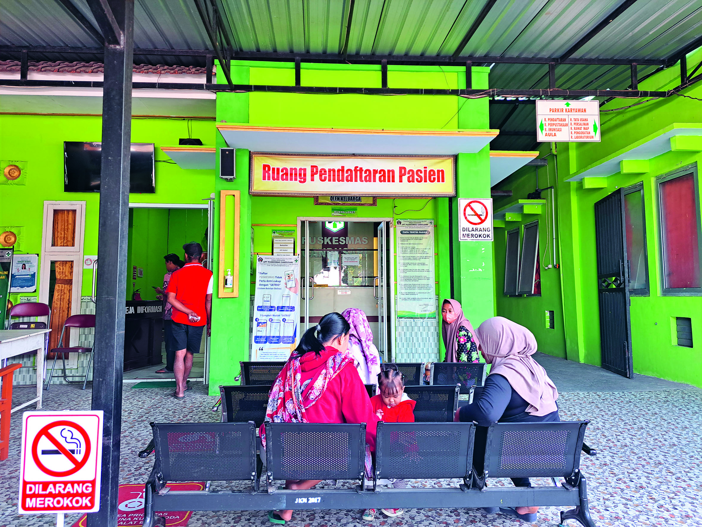 BERUPAYA SEMBUH: Terlihat pasien perempuan mengantre obat di Puskesmas Gandusari, usai melakukan pemeriksaan.