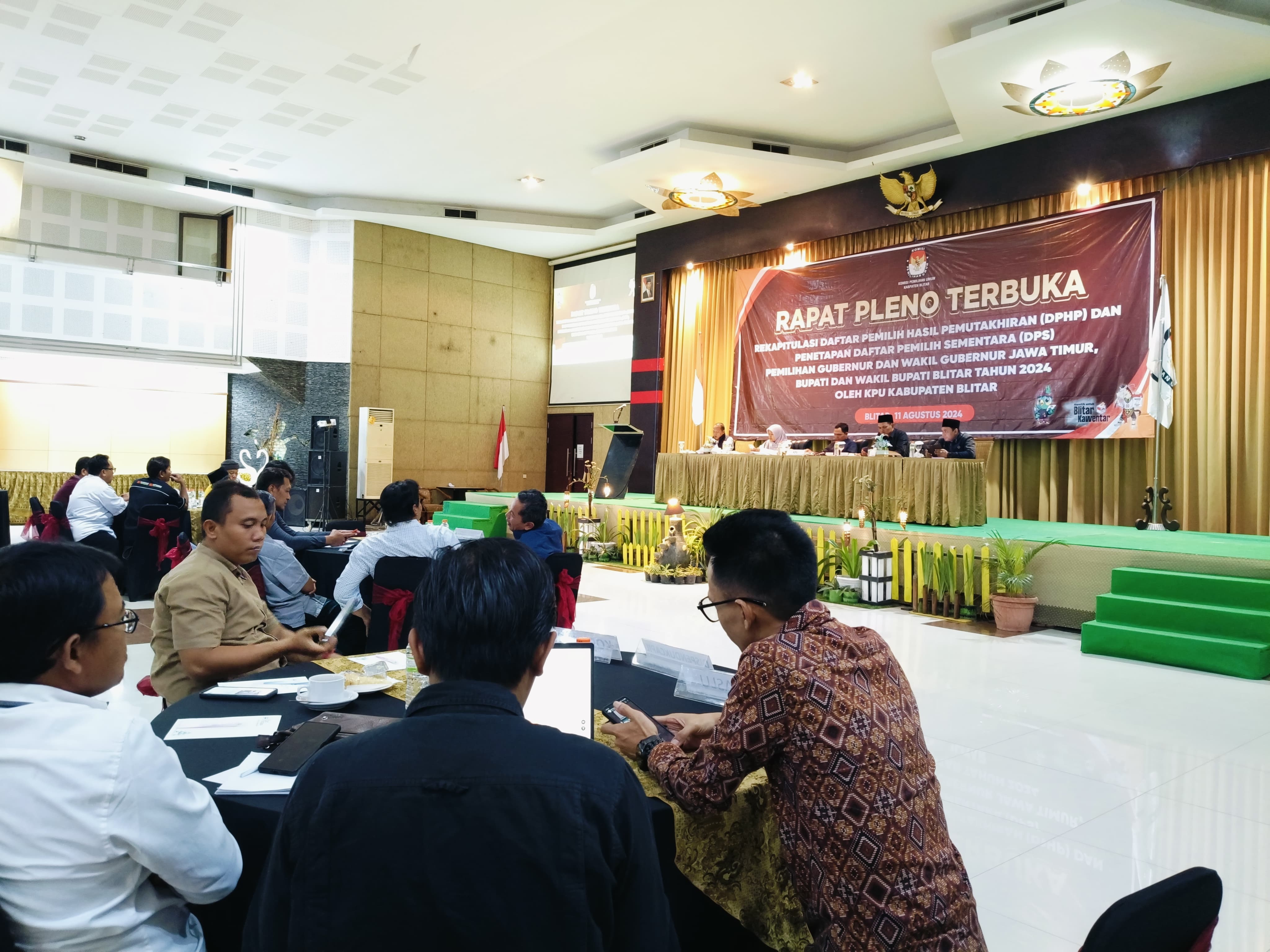 TEGANG: Suasana pleno penetapan daftar pemilih sementara (DPS) di Hotel Puri Perdana, Minggu (11/8)