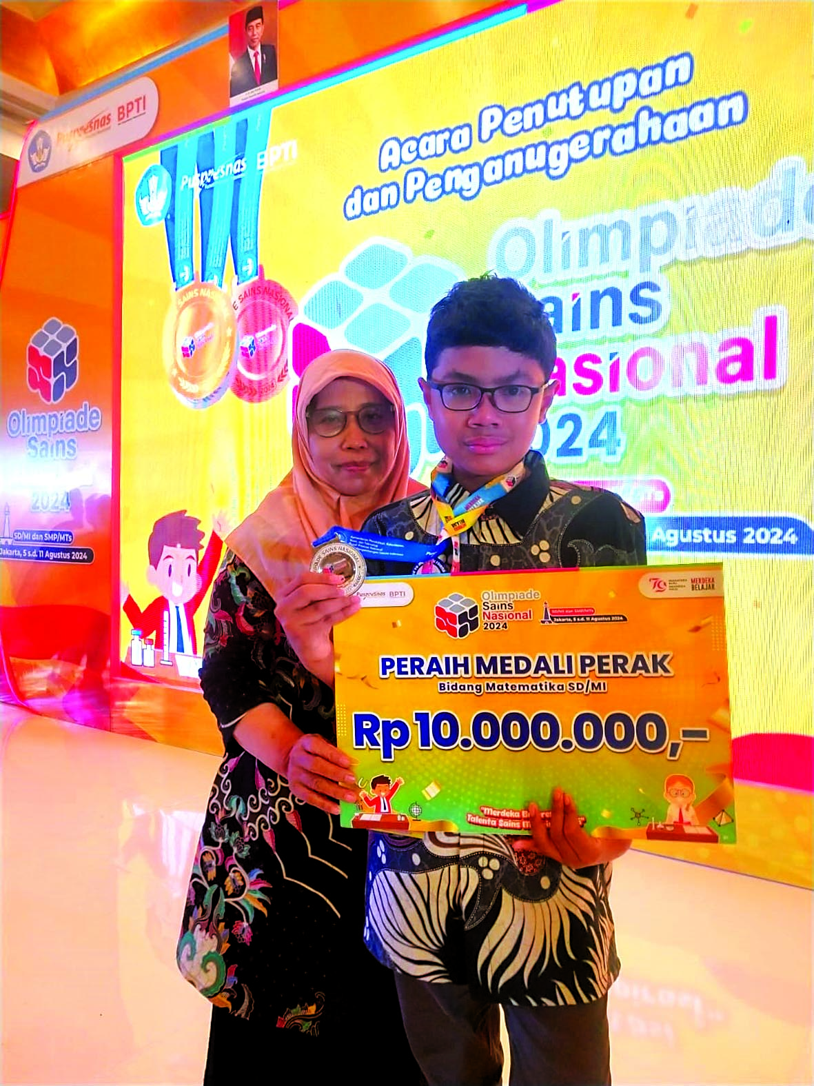 MEMBANGGAKAN: Siswa MI Perwanida Kota Blitar Ahmad El Fajri Habibulchaq saat meraih perak di OSN.