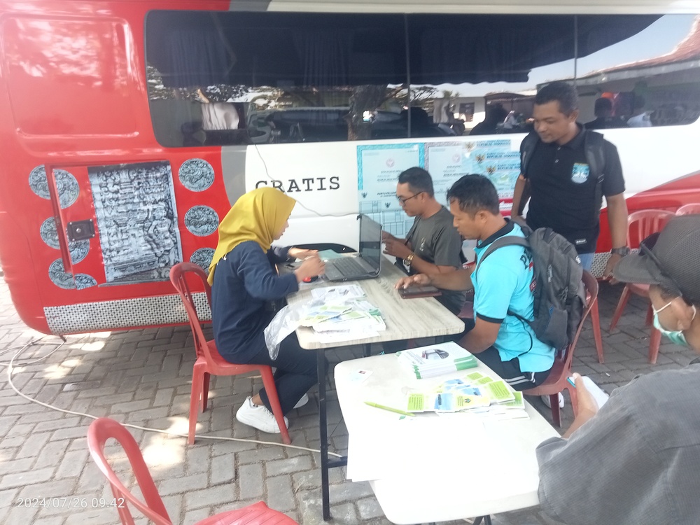 ANTRE: Warga sedang menunggu giliran mendapatkan pelayanan adminduk keliling di Kantor Kecamatan Wonotirto, beberapa waktu lalu.