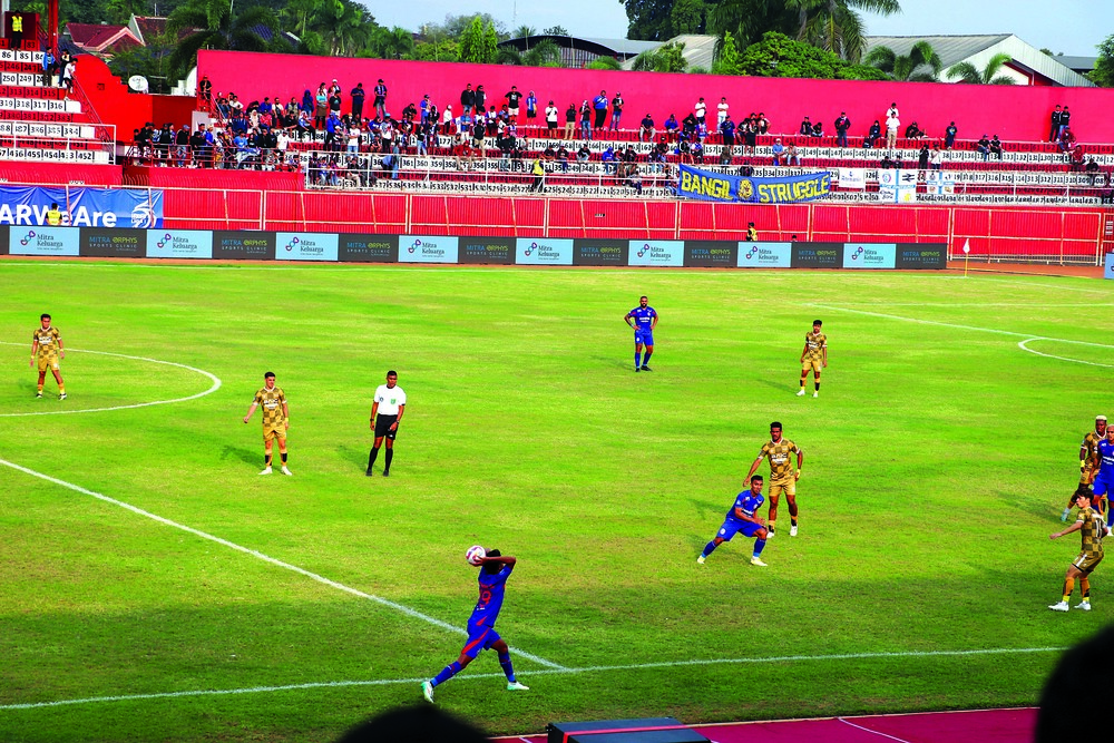 EVALUASI: Pelatih Arema FC dan Dewa United mengeluhkan kondisi rumput lapangan stadion Soeprijadi.