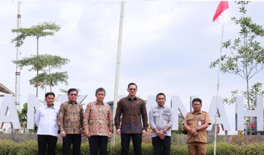 Menteri Agraria dan Tata Ruang/Kepala Badan Pertanahan Nasional (ATR/BPN), Agus Harimurti Yudhoyono (AHY) mengunjungi Kantor Badan Bank Tanah yang terletak di Kabupaten Penajam Paser Utara