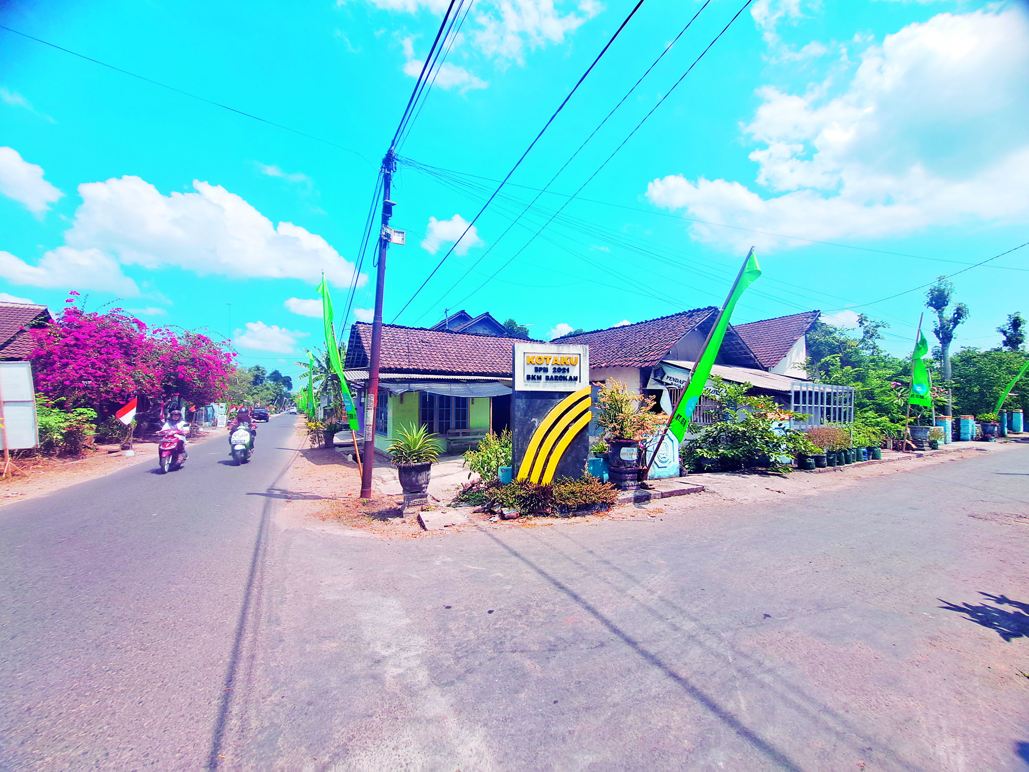 AKSES PUBLIK: Pengendara motor melewati jalan di Desa Karangsono, Kecamatan Kanigoro, yang pernah  dibangun dari anggaran infrastruktur disperkimtan.