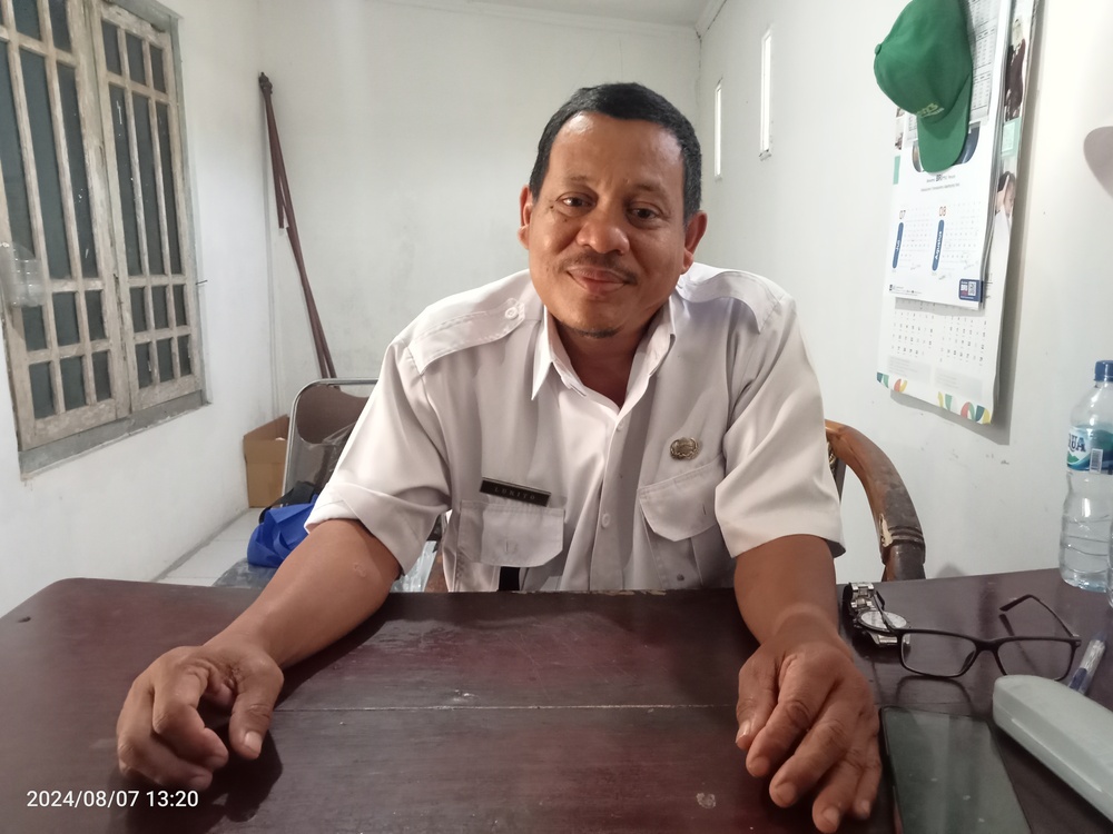 KALEM: Kades Suruhwadang,  Kecamatan Kademangan, Lukito,  saat ditemui di kantornya.