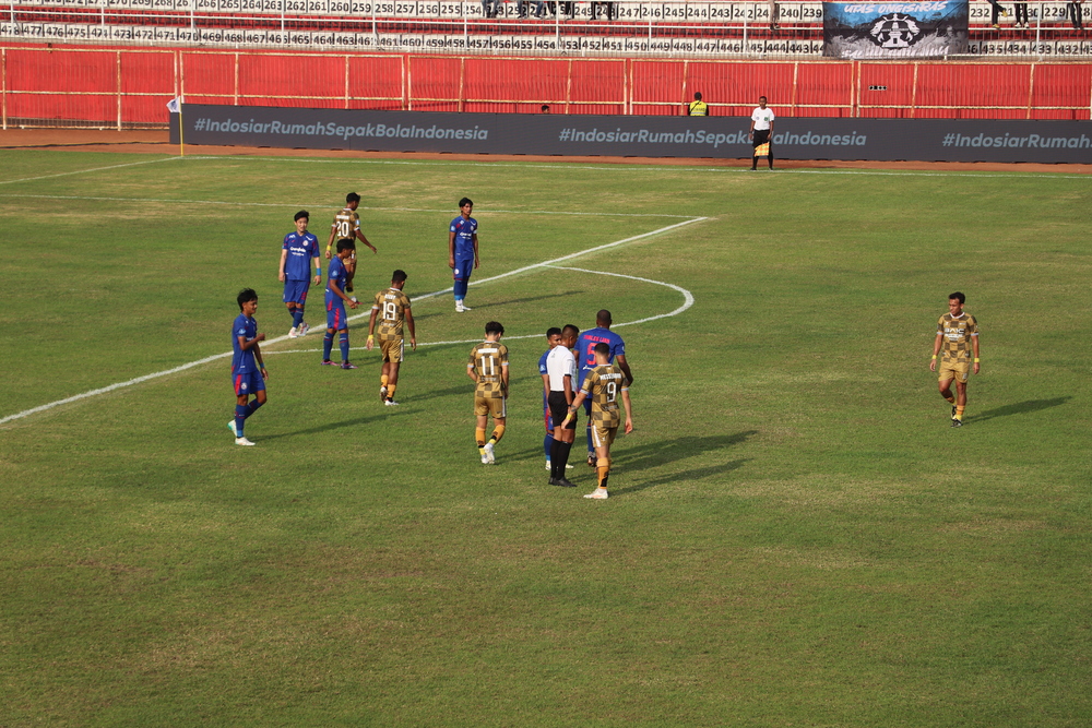 Momen Arema FC melawan Dewa United di Stadion Soprijadi Kota Blitar pada Senin (12/8)