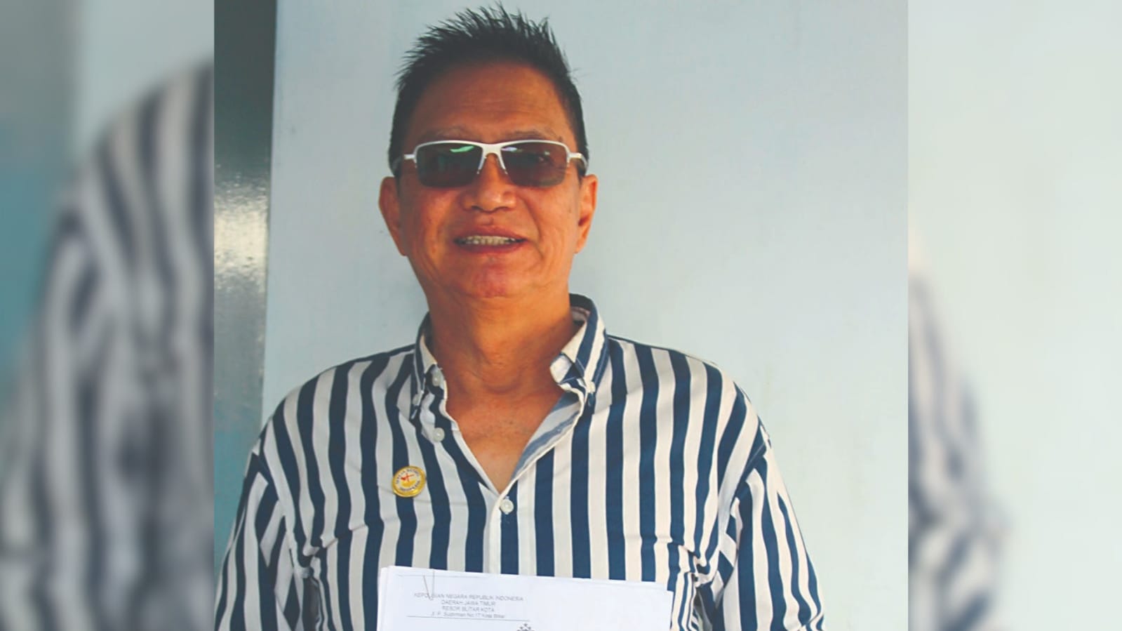 BERANI: Pendeta Agus Ibrahim menunjukkan bukti surat laporan polisi yang telah dicabut.