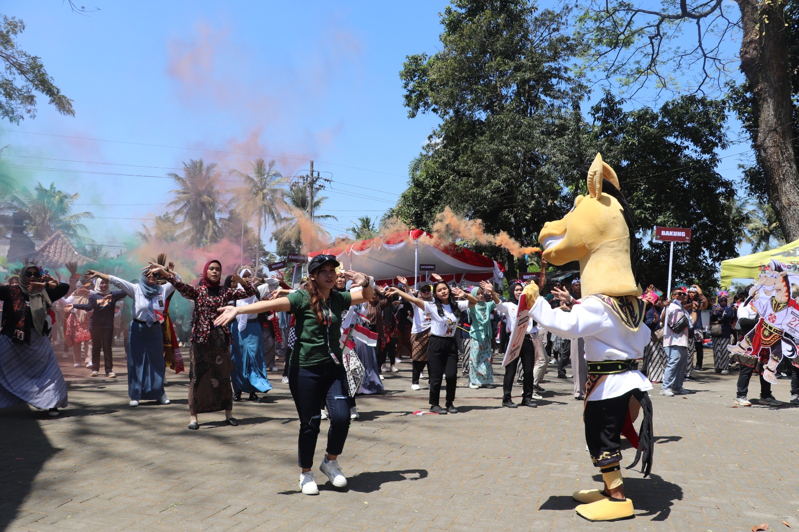Masyarakat antusias mengikuti rangkaian kirab Maskot Pilkada Serentak 2024 di area Museum Penataran Kamis (15/8).