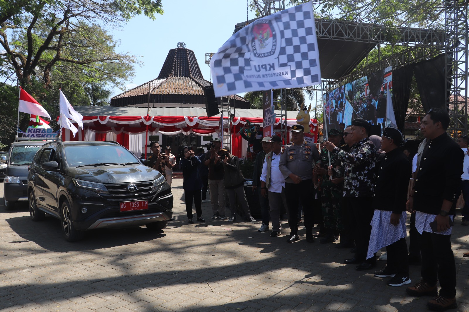 Sekretaris Daerah Kabupaten Blitar Izul Marom memberangkatkan kirab Maskot Pilkada 2024 ke 22 Kecamatan di Kabupaten Blitar.