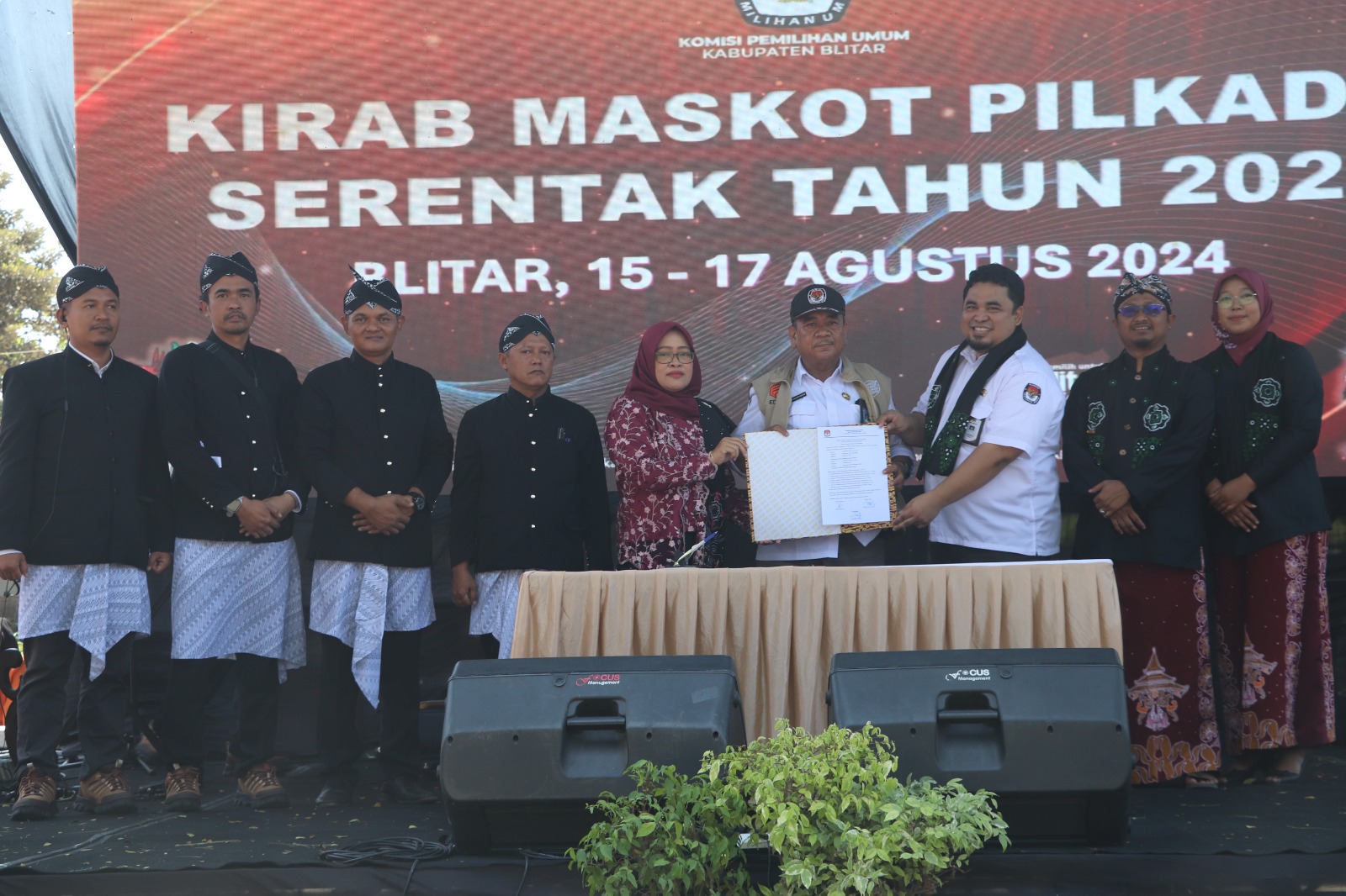 Sekretaris KPU Kabupaten Blitar Puspita Palupi menerima berita acara serah terima Maskot  Pilkada serentak 2024 Jatim didampingi jajaran Komisioner KPU Kabupaten Blitar dan Kota Blitar.