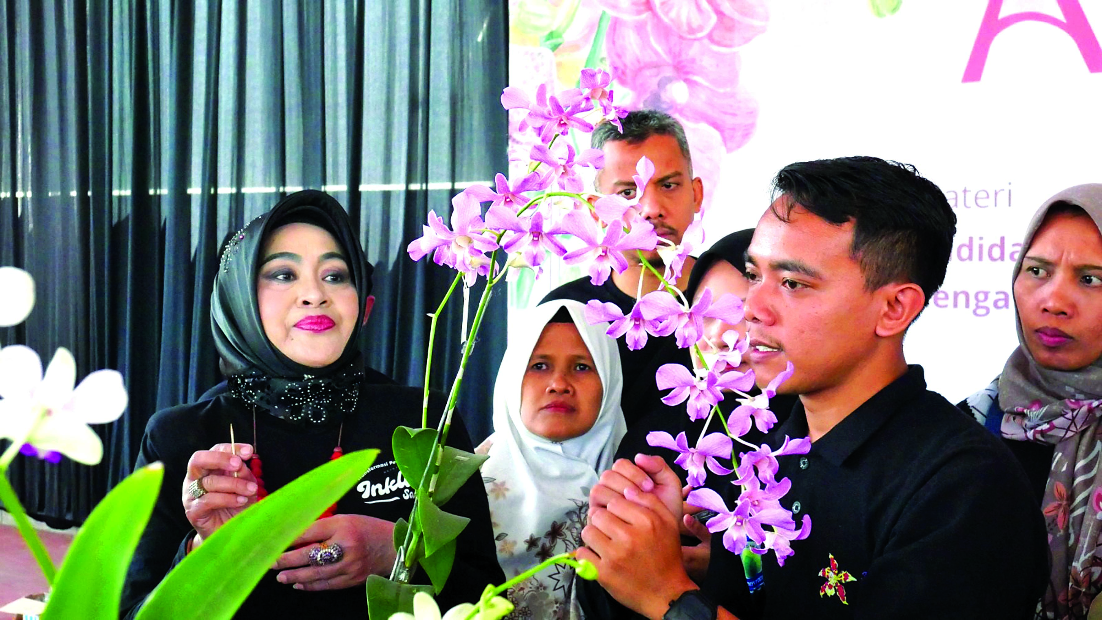 PERSILANGAN: Para peserta memperhatikan teknik yang diajarkan yakni mengkawinkan silang anggrek untuk hasilkan bibit unggul. Peserta mempraktikkan pemindahan bibit anggrek dalam botol ke media tanam