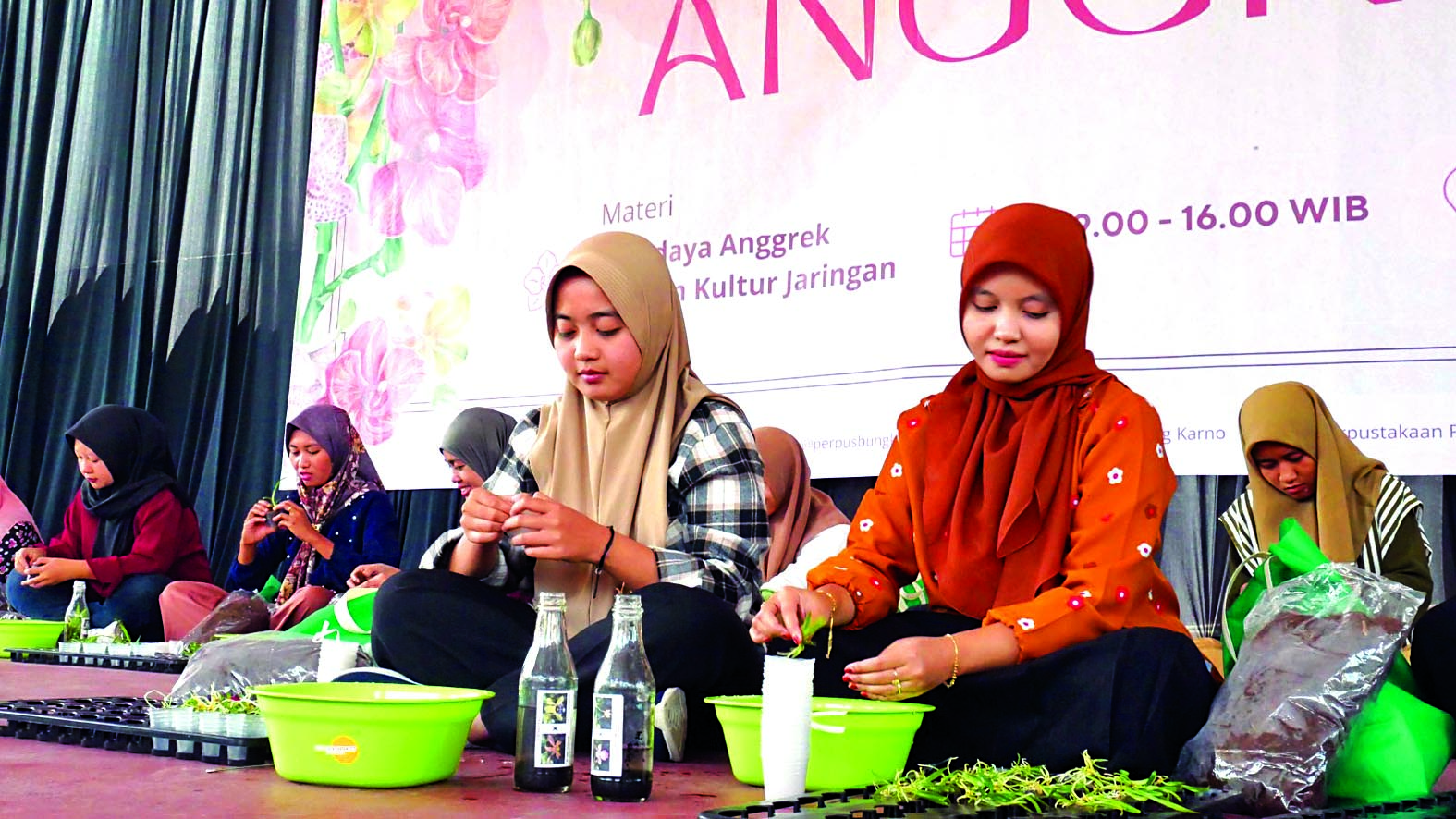 Peserta mempraktikkan pemindahan bibit anggrek dalam botol ke media tanam yang lebih besar dengan teknik aklimatisasi