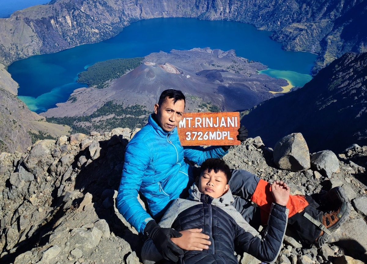 KUAT MENTAL: Kevin Alvaro Aqila Sugianto bersama ayahnya, Wahyu Sugiarto, mendaki Gunung Rinjani beberapa waktu lalu.