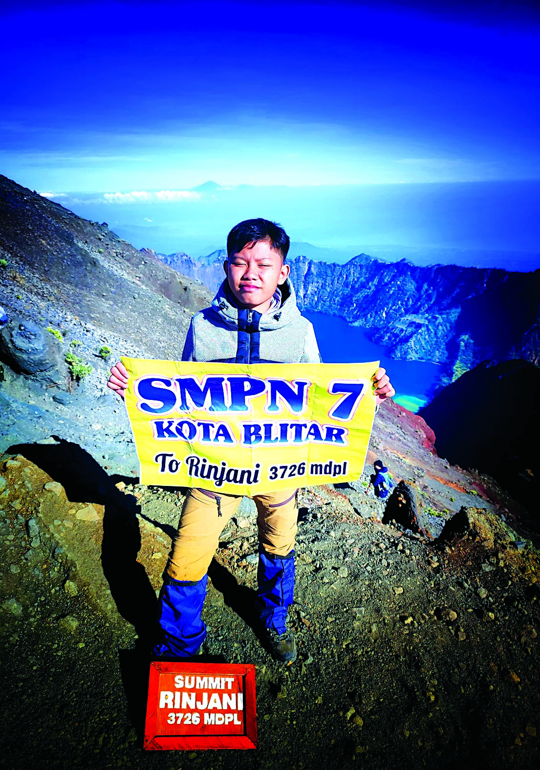 KUAT MENTAL: Kevin Alvaro Aqila Sugianto bersama ayahnya, Wahyu  Sugiarto, mendaki Gunung Rinjani beberapa waktu lalu.