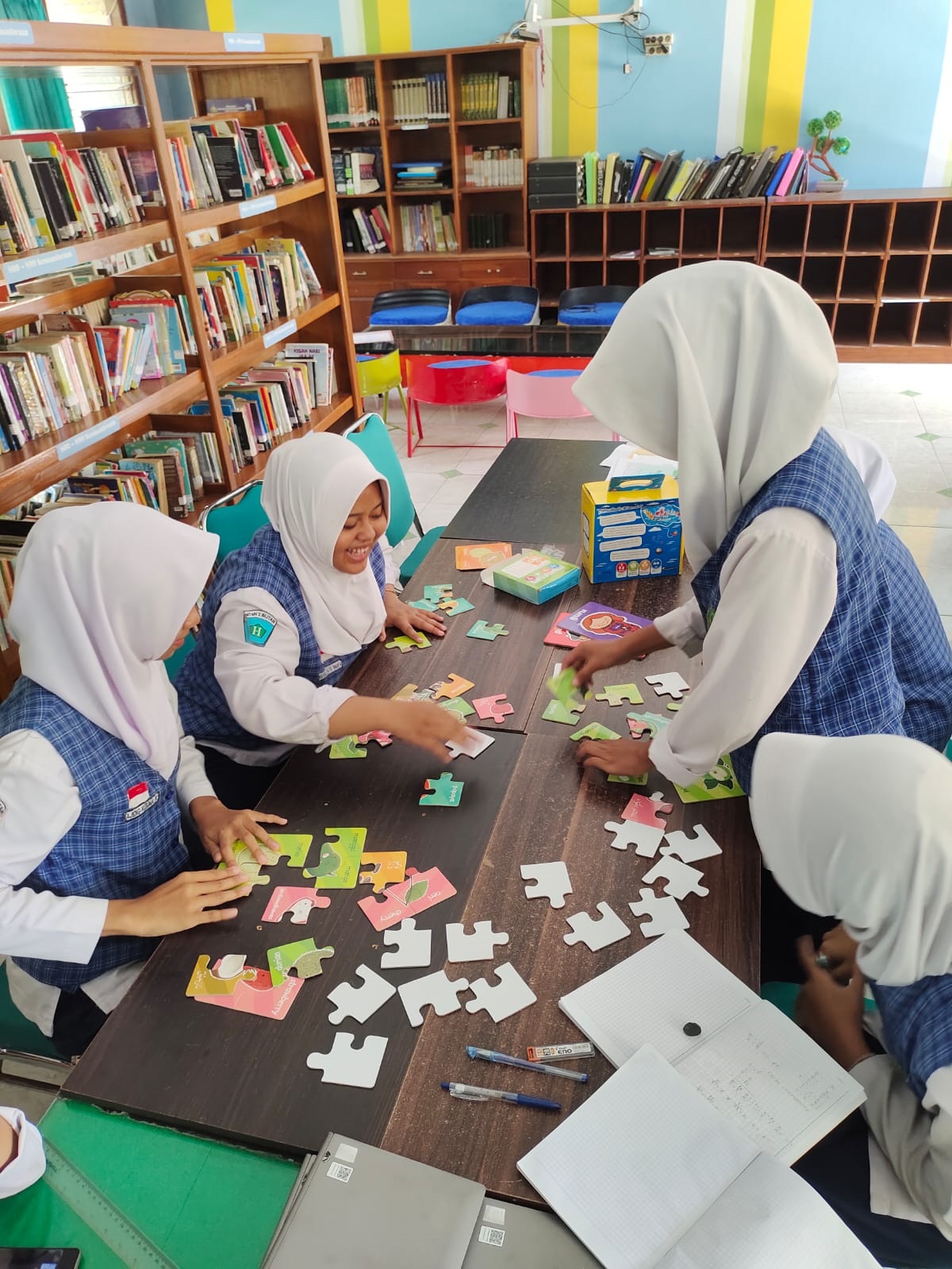 DAYA TARIK: Peserta didik MTsN 2 Blitar sedang bermain puzzle di Perpustakaan At Tarkiz.