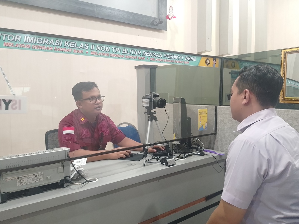 PERPANJANG: Personel Kantor Imigrasi Kelas II Non TPI Blitar melayani warga yang mengajukan perpanjangan paspor.