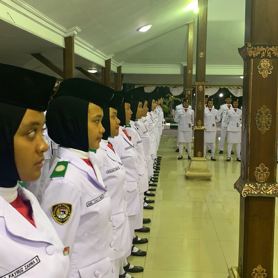 SIAP BERTUGAS: Anggota paskibra putri Kabupaten Blitar tetap terlihat berhijab pada pengukuhan di Pendapa Ronggo Hadi Negoro (RHN), Rabu (14/8) malam.