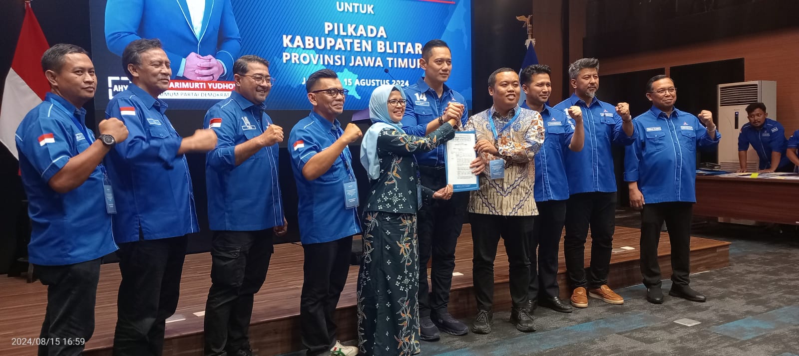 MITRA PERTAMA: Rini Syarifah dan Abdul Ghoni menerima rekomendasi dari Ketum DPP Partai Demokrat Agus Harimurti Yudhoyono.