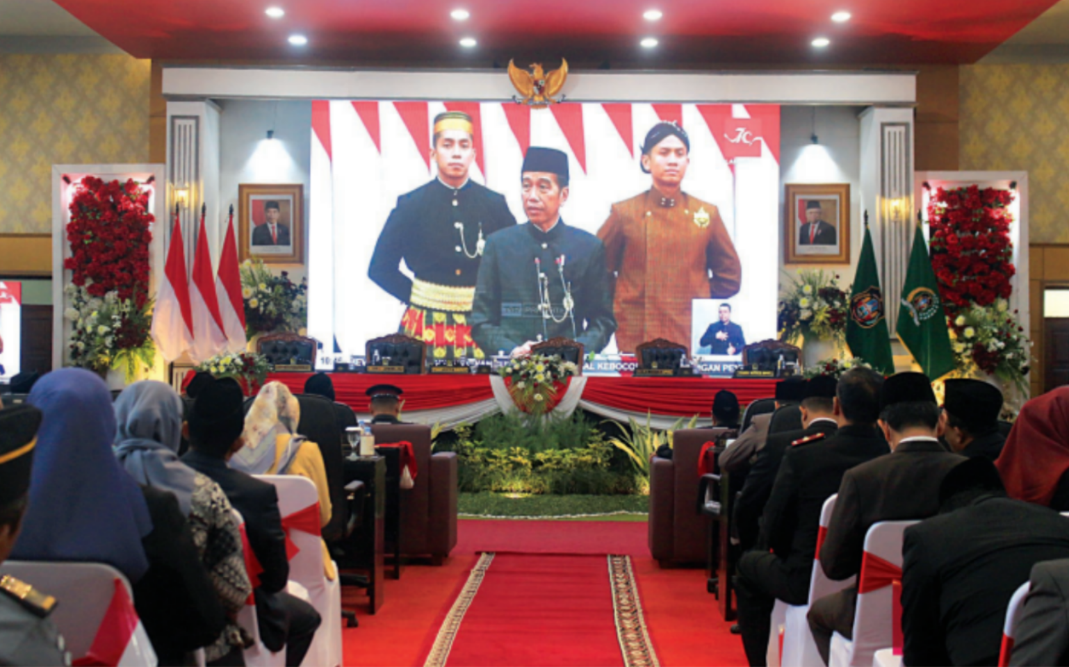 KHIDMAT: Jajaran forkopimda dan seluruh peserta rapat paripurna mendengarkan pidato Presiden RI Jokowi.