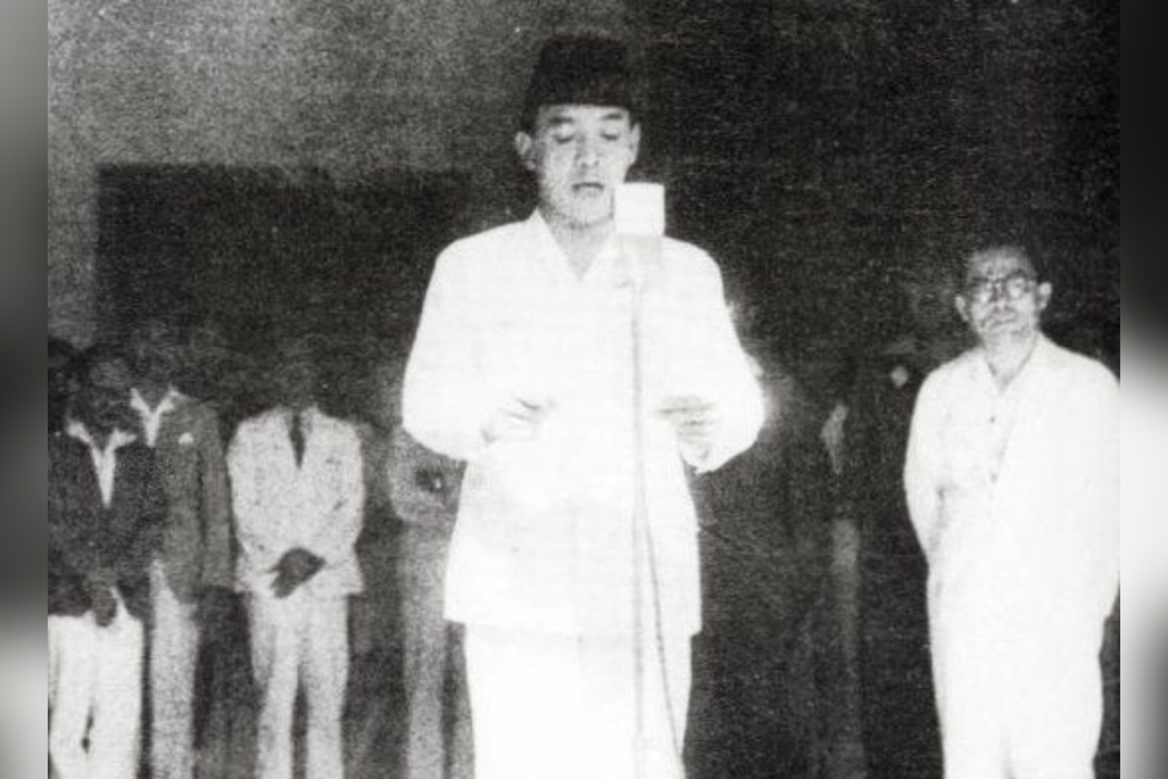 Presiden pertama RI, Ir Soekarno membacakan teks proklamasi