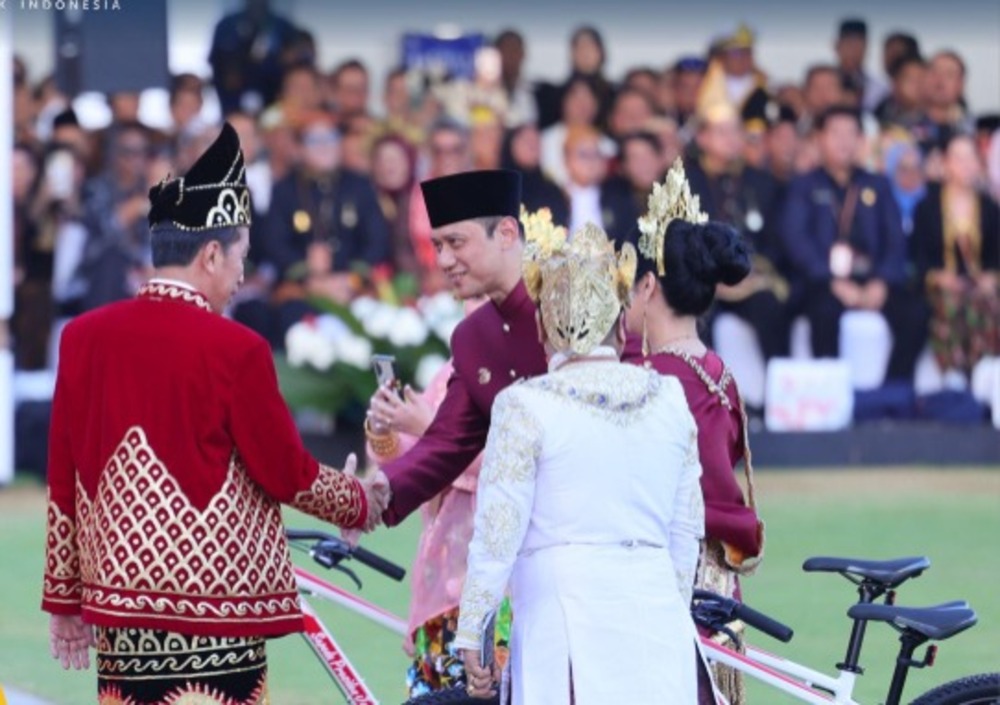 Menteri Agraria dan Tata Ruang/Kepala Badan Pertanahan Nasional (ATR/BPN), Agus Harimurti Yudhoyono (AHY) Menangkan Busana Adat Terbaik pada Upacara Penurunan Bendera Sang Merah Putih
