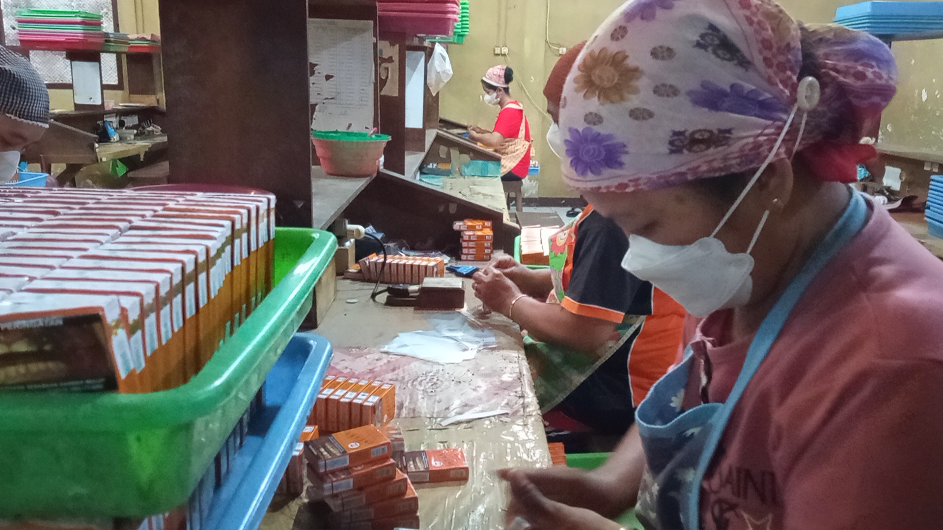 MENGAIS REZEKI: Ratusan pekerja pabrik rokok ketika melakukan aktivitas harian.