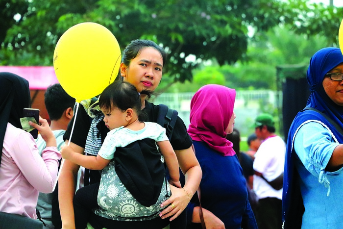 KELUARGA BERENCANA: Seorang Ibu mengasuh anaknya di Kepanjenkidul Fest beberapa waktu lalu.