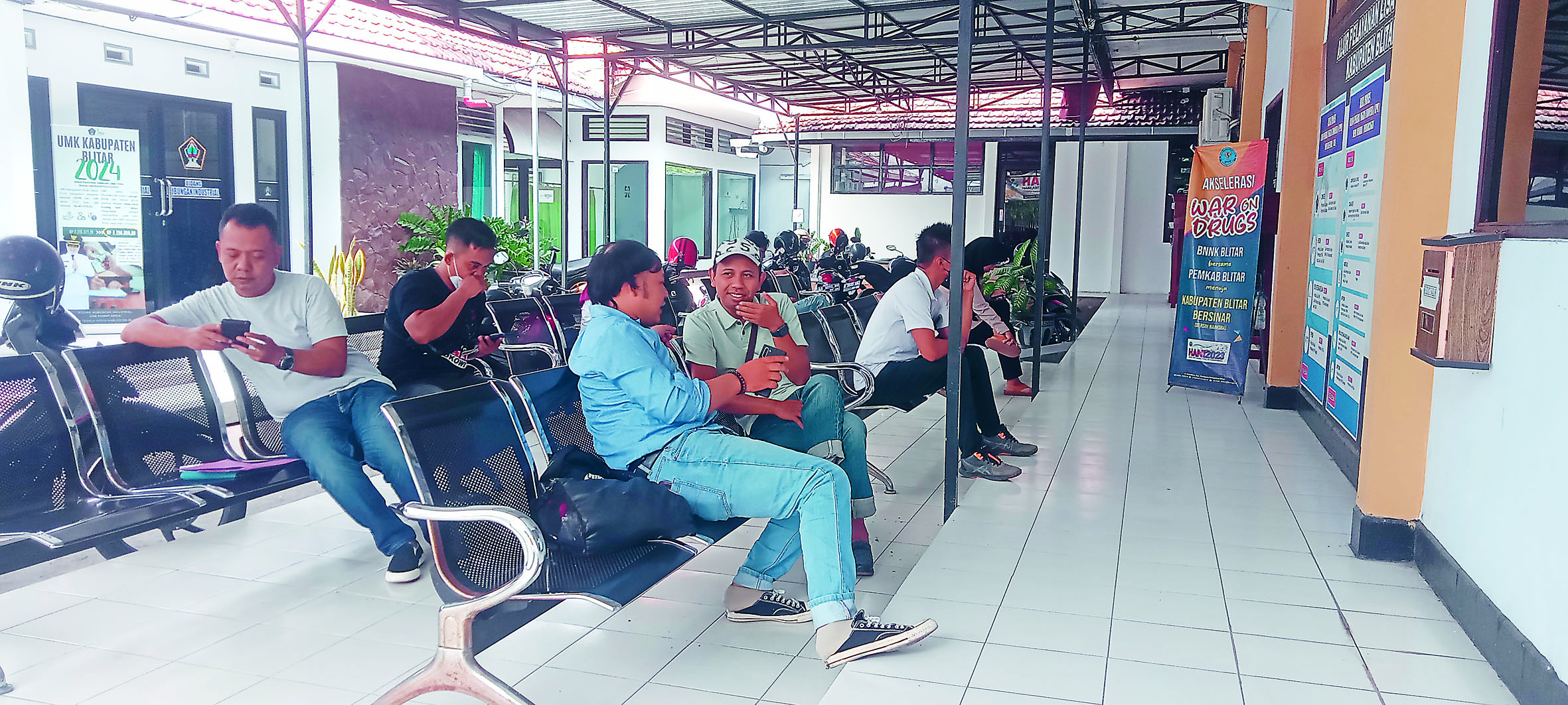 ANTRE: Warga menunggu permohonan pengurusan berkas PMI ke luar negeri di disnaker.