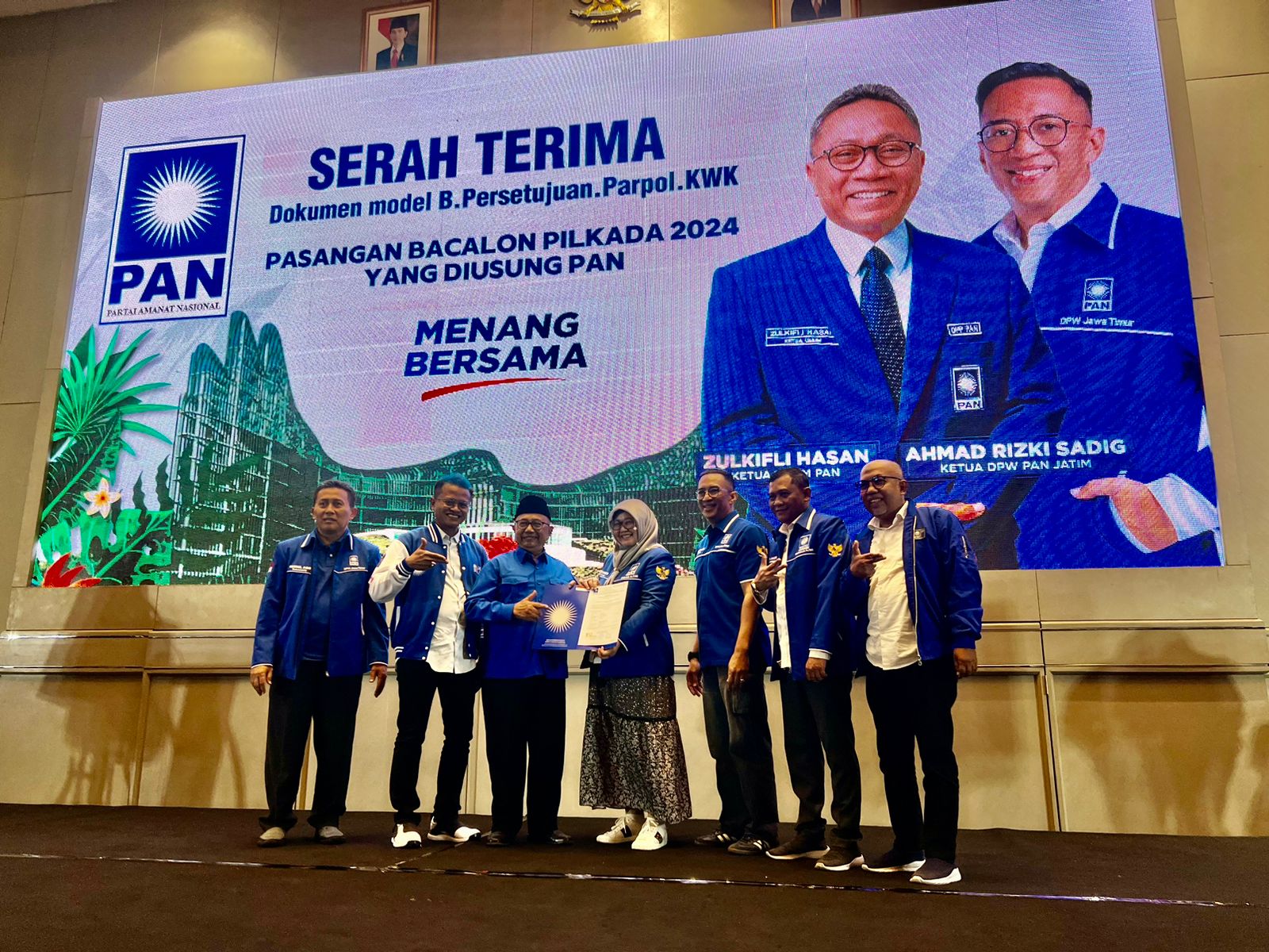 RESMI: Rijanto dan Beky Hendriansyah menerima rekomendasi dari DPP PAN yang diserahkan oleh Ketua DPD PAN Kabupaten Blitar Susi Narulita.